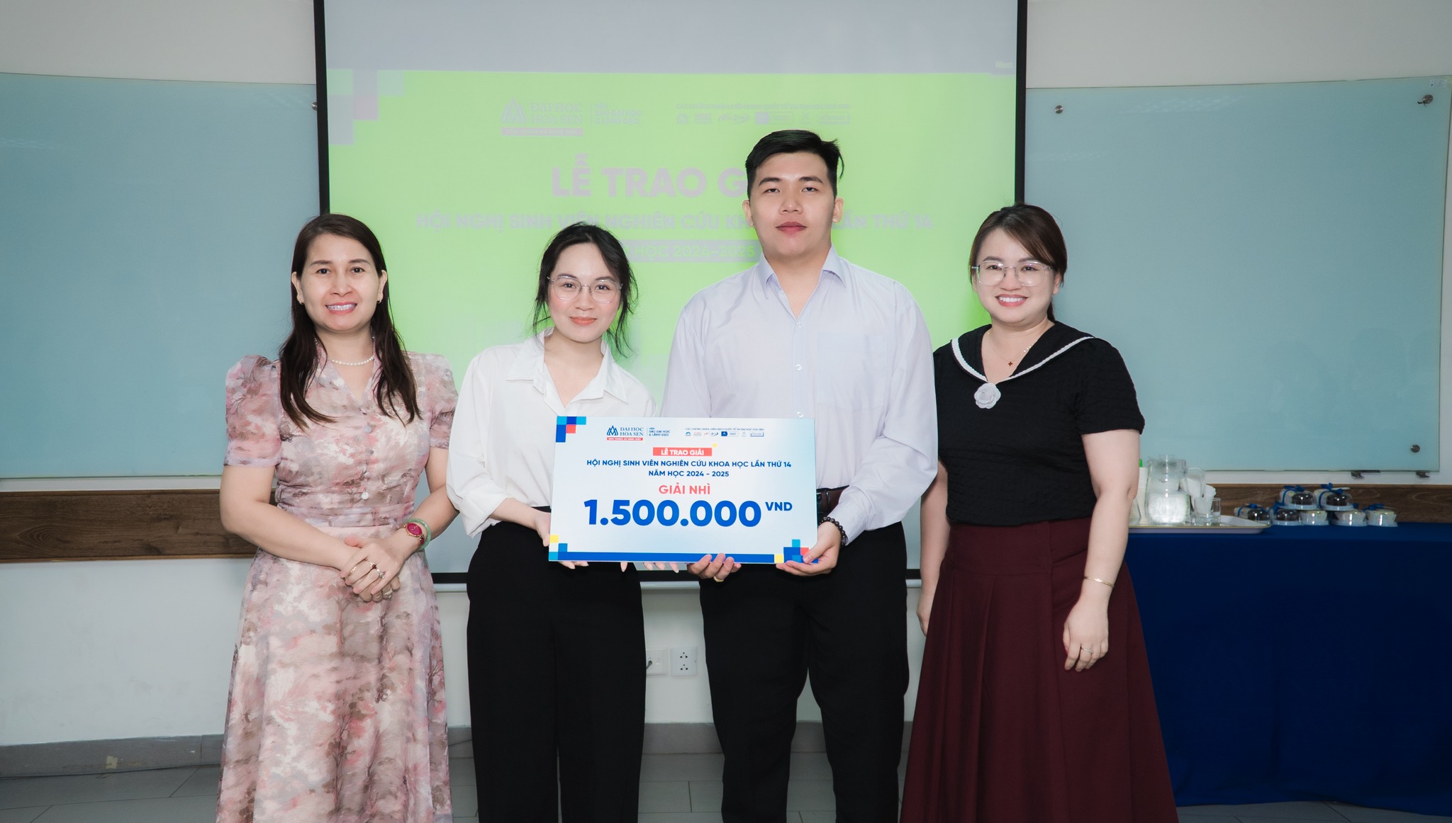 Giải nhì do nhóm sinh viên khoa Marketing – Truyền thông thực hiện