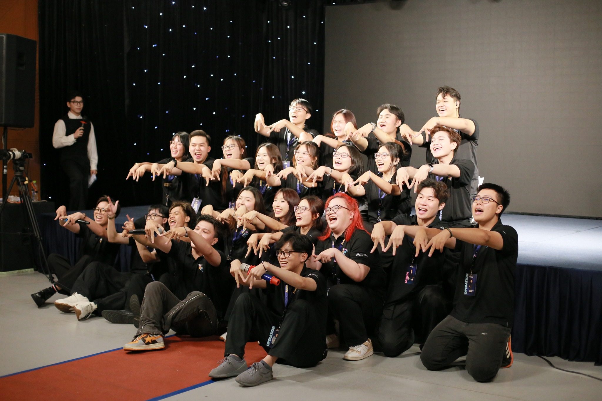 BTC trình diễn theme song do chính các thành viên sáng tác, phối khí