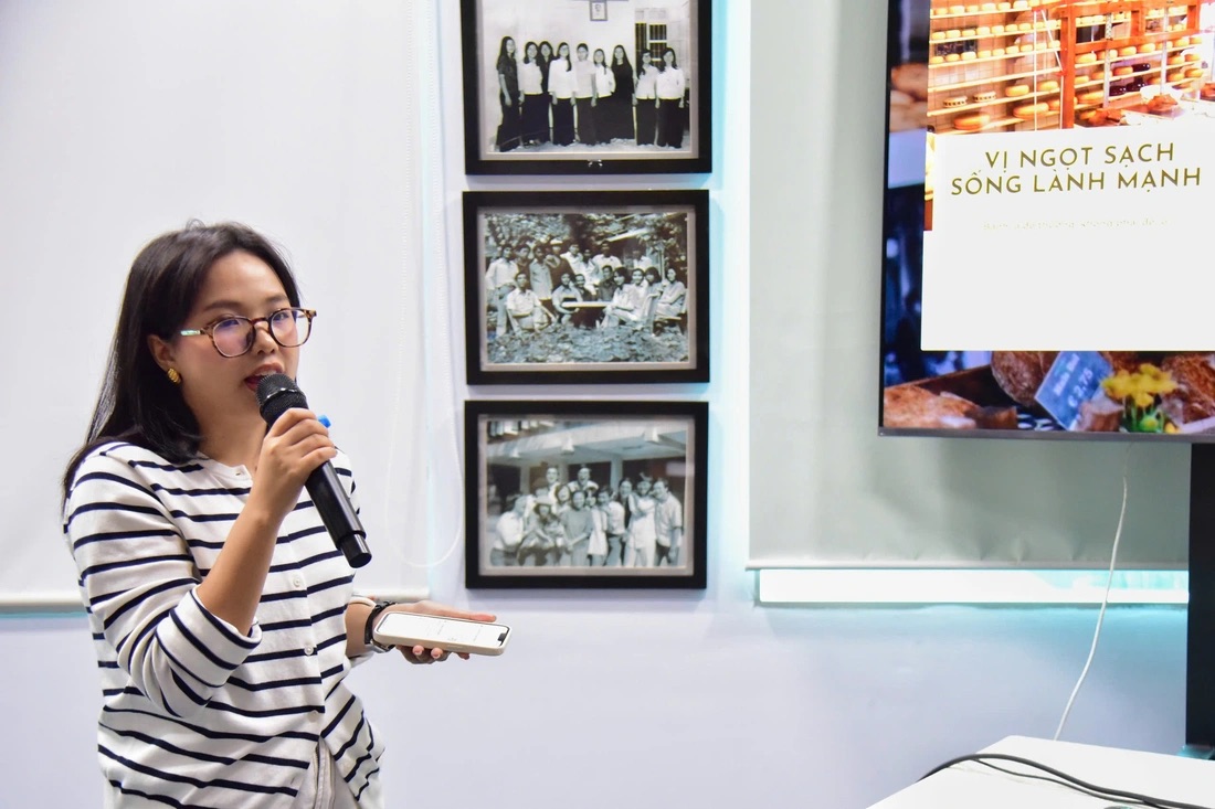 Bạn Lưu Hồng Hạnh thuyết trình về chiến dịch ra mắt sản phẩm bánh Sweetcare gắn liền với thông điệp ăn uống lành mạnh