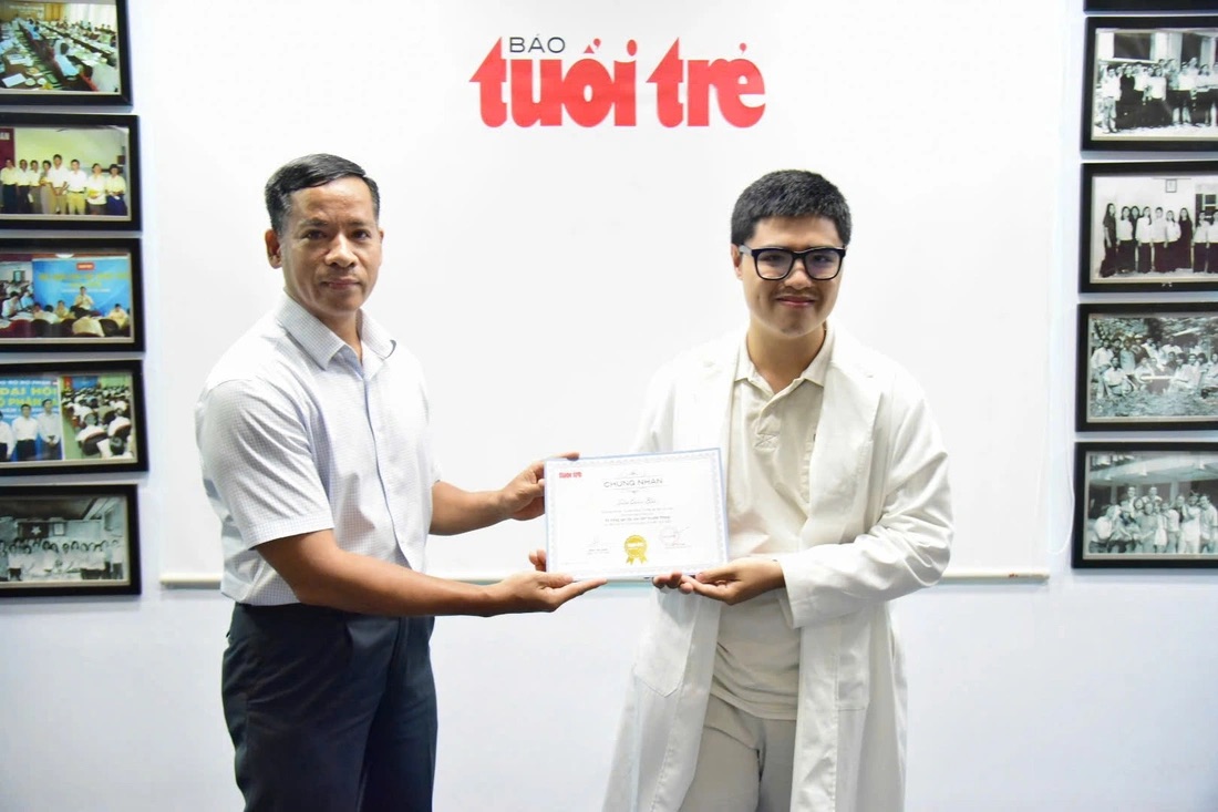 ThS Phạm Văn Quen – Trưởng ban công tác bạn đọc báo Tuổi Trẻ trao giấy chứng nhận cho sinh viên hoàn thành khóa học tại Báo Tuổi Trẻ