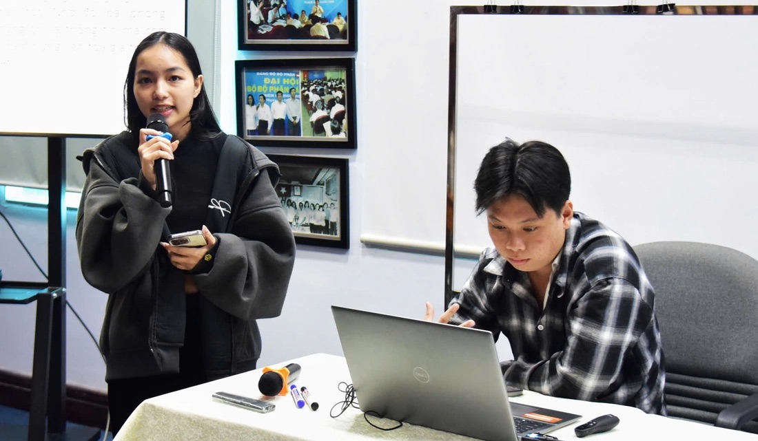 Bạn Nguyễn Ngọc Bích Anh đại diện nhóm trình bày chiến dịch truyền thông ra mắt một MV