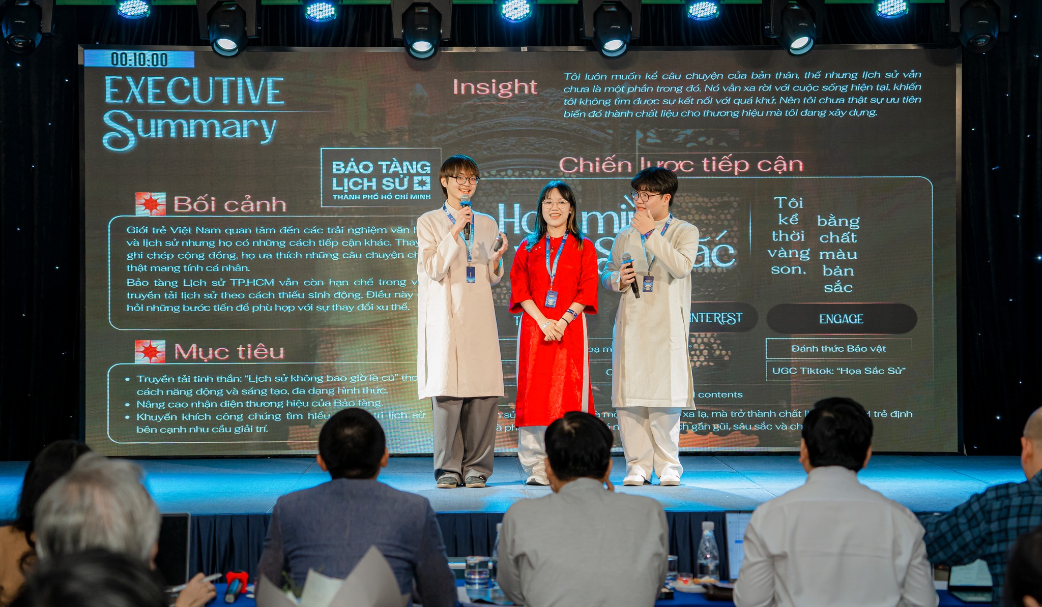 Đội thi thuyết trình kế hoạch Marketing và trả lời câu hỏi của BGK