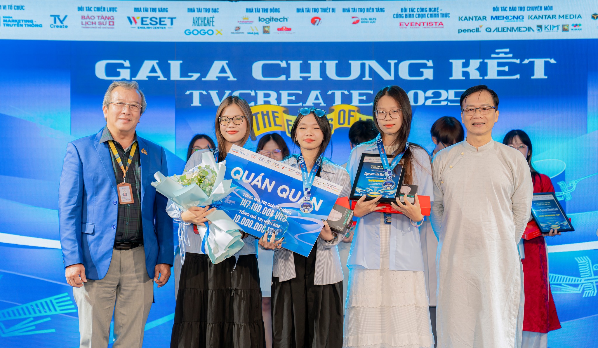 Giải Quán quân thuộc về đội Freedom Girls