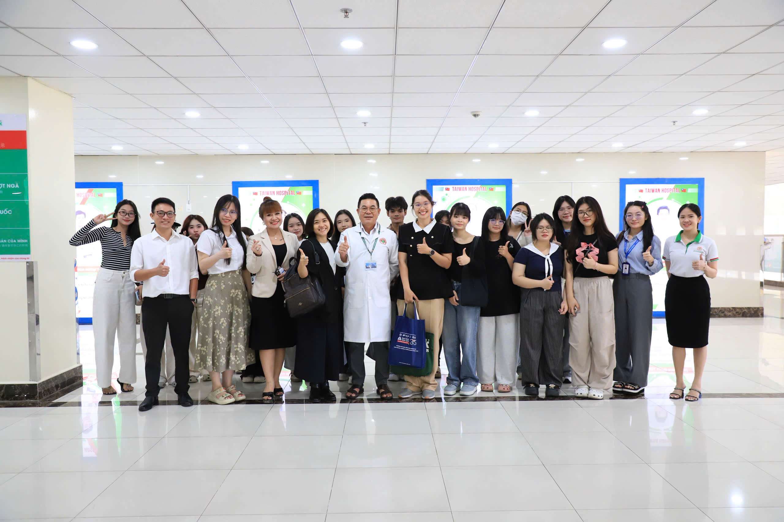 HSU Marketing Students “Change Their Perspective” on Healthcare Marketing after a Field Trip to Shing Mark University Medical Hospital