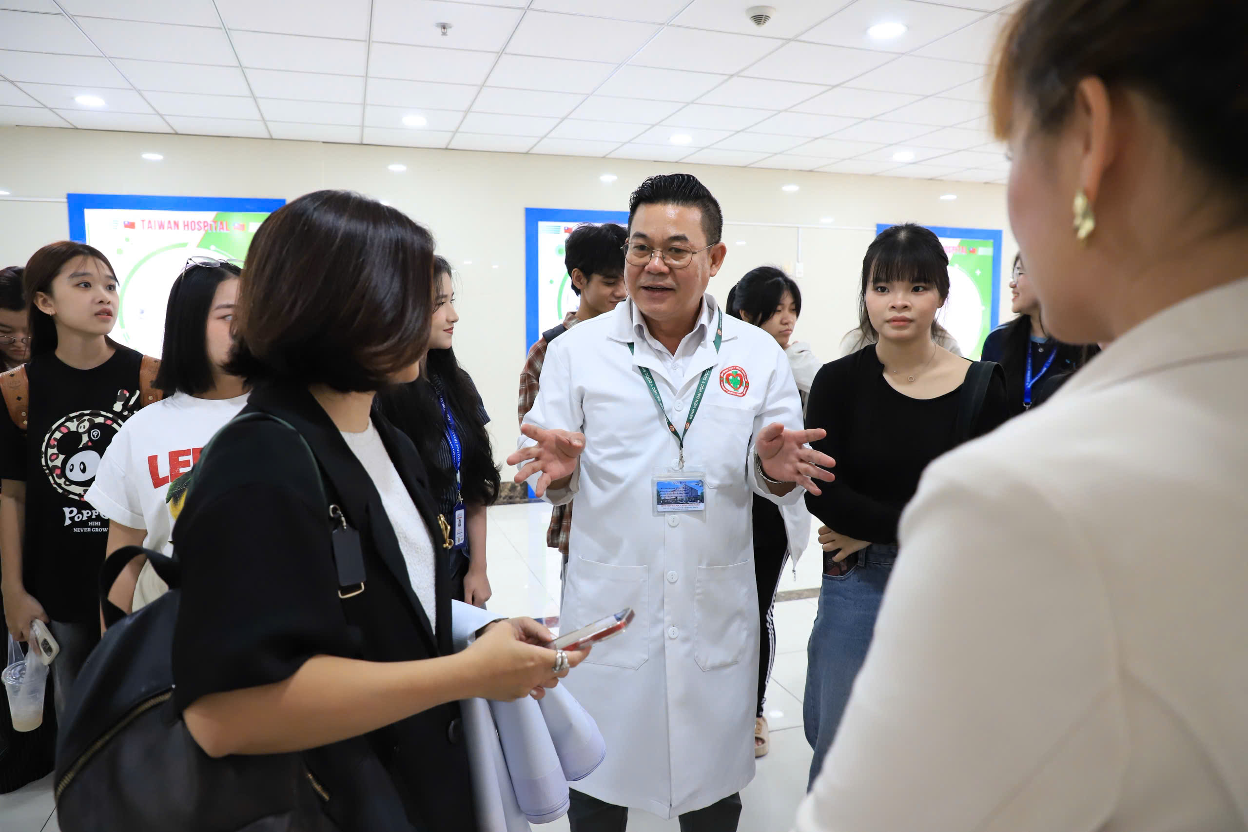 HSU Marketing Students “Change Their Perspective” on Healthcare Marketing after a Field Trip to Shing Mark University Medical Hospital