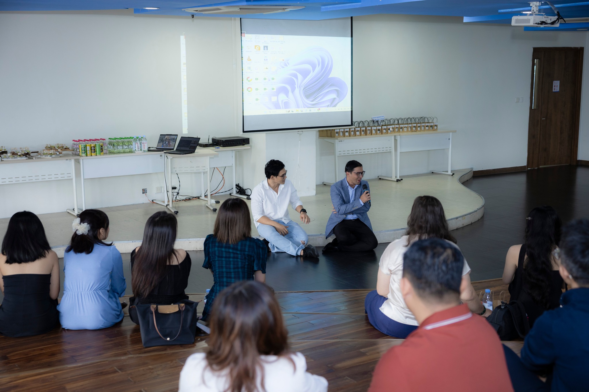 10/01/2026, Khoa MKT-TT HSU  họp mặt cựu sinh viên mang ý nghĩa của một hành trình “trở về”,  cùng kết nối, sẻ chia và tiếp tục đồng hành.