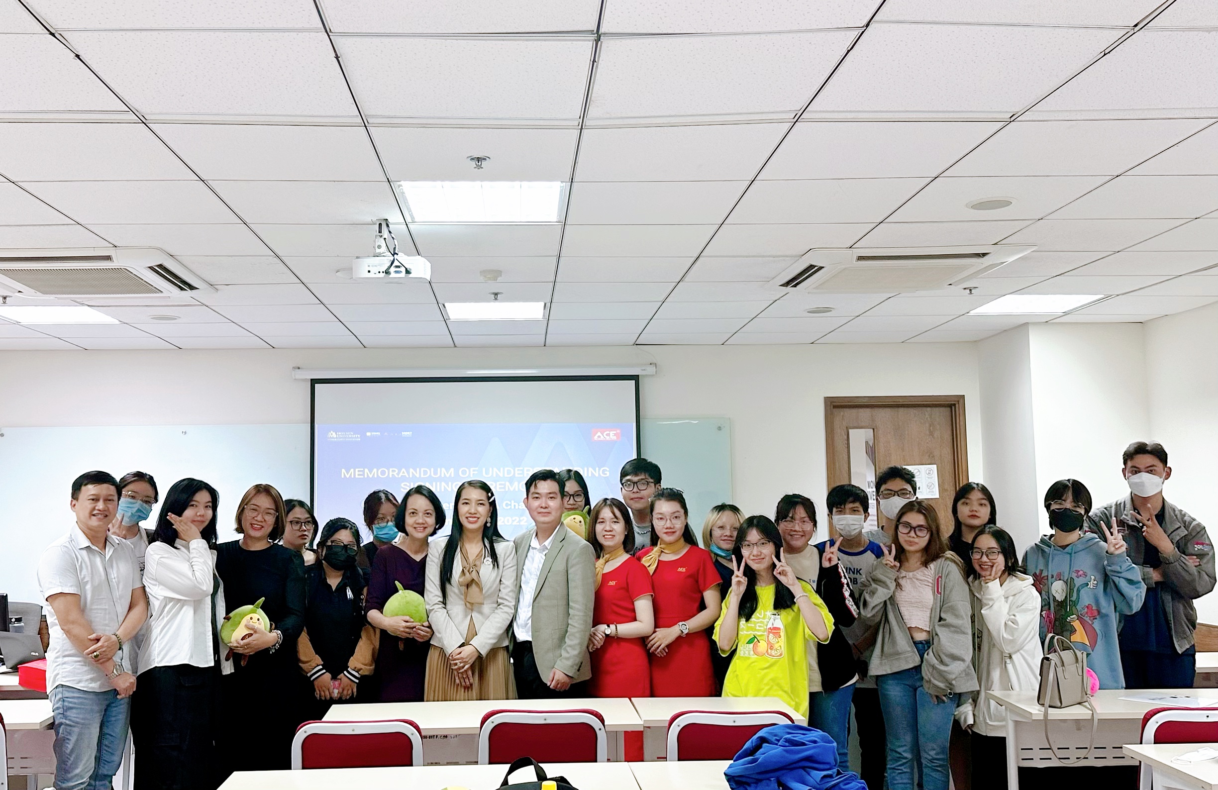 Master Ho Thi My Linh, Deputy Dean of the Faculty of International Languages ​​and Cultures (on the right) and Master Truong Kieu Oanh - Director of the Asian English System (on the left)