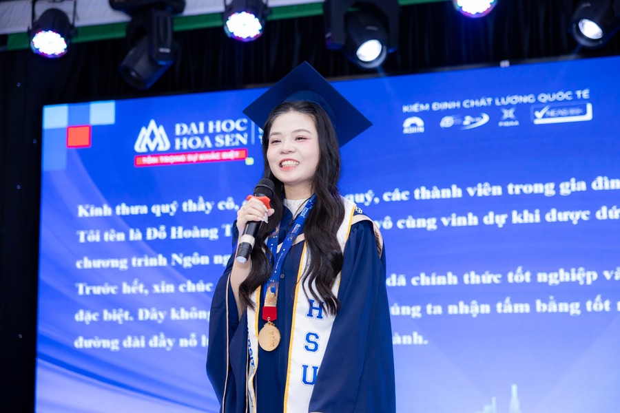 Đỗ Hoàng Thanh Ngân – thủ khoa Ngành Ngôn ngữ Anh với kết quả xuất sắc tự tin phát biểu tiếng anh tại buổi lễ