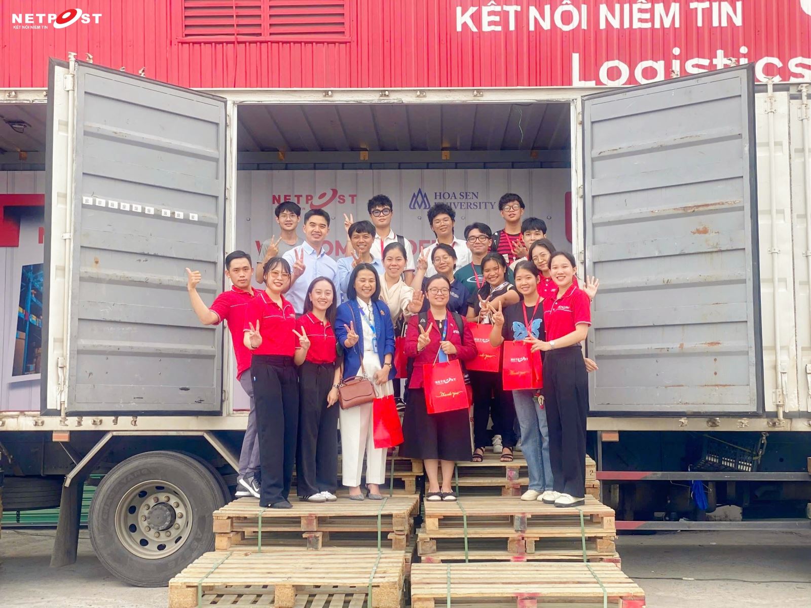 Sinh viên năm thứ nhất tham quan trải nghiệm các hoạt động và quy trình tại kho chung NETPOST Miền Nam
