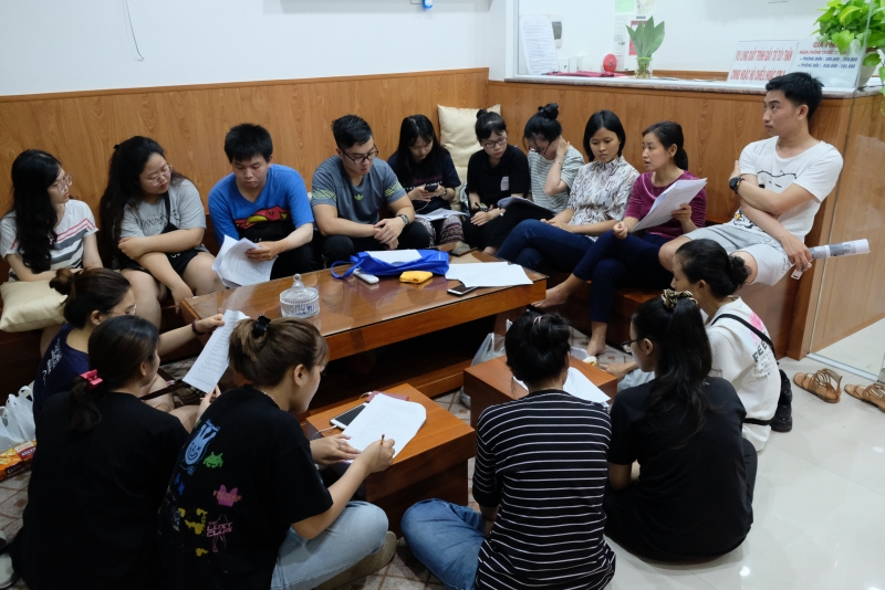 Nhóm nghiên cứu và sinh viên của Trường Đại học Hoa Sen thu thập thông tin về biến đổi khí hậu với hộ dân tại tỉnh Bến Tre