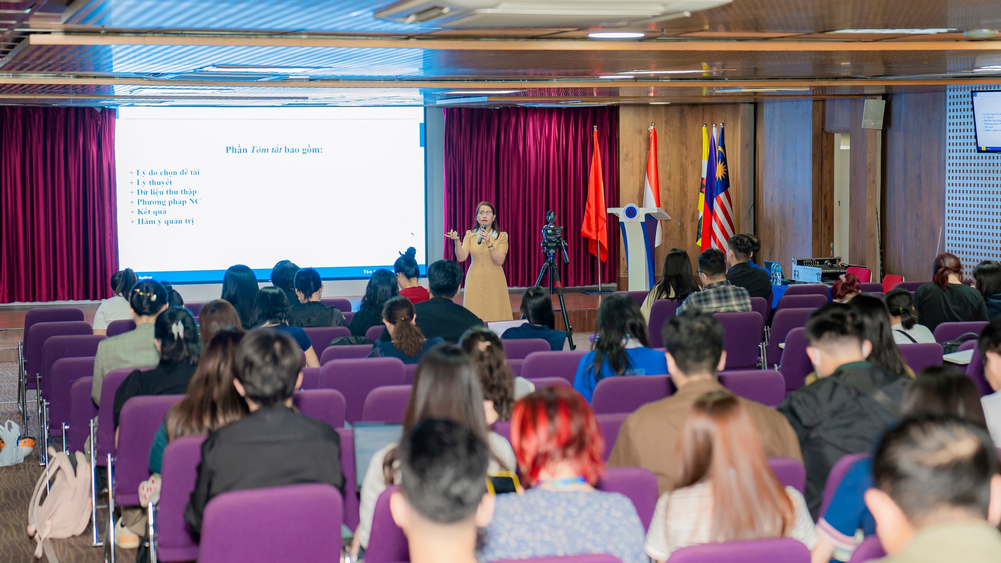 Tân Phó Giáo sư Phùng Thái Minh Trang: Tốt nghiệp Thạc sĩ ở Úc, Tiến sĩ tại New Zealand