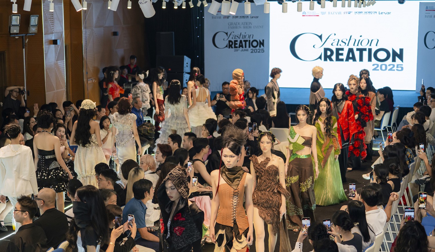 Toàn cảnh buổi trình diễn thời trang tại Fashion Creation 2025