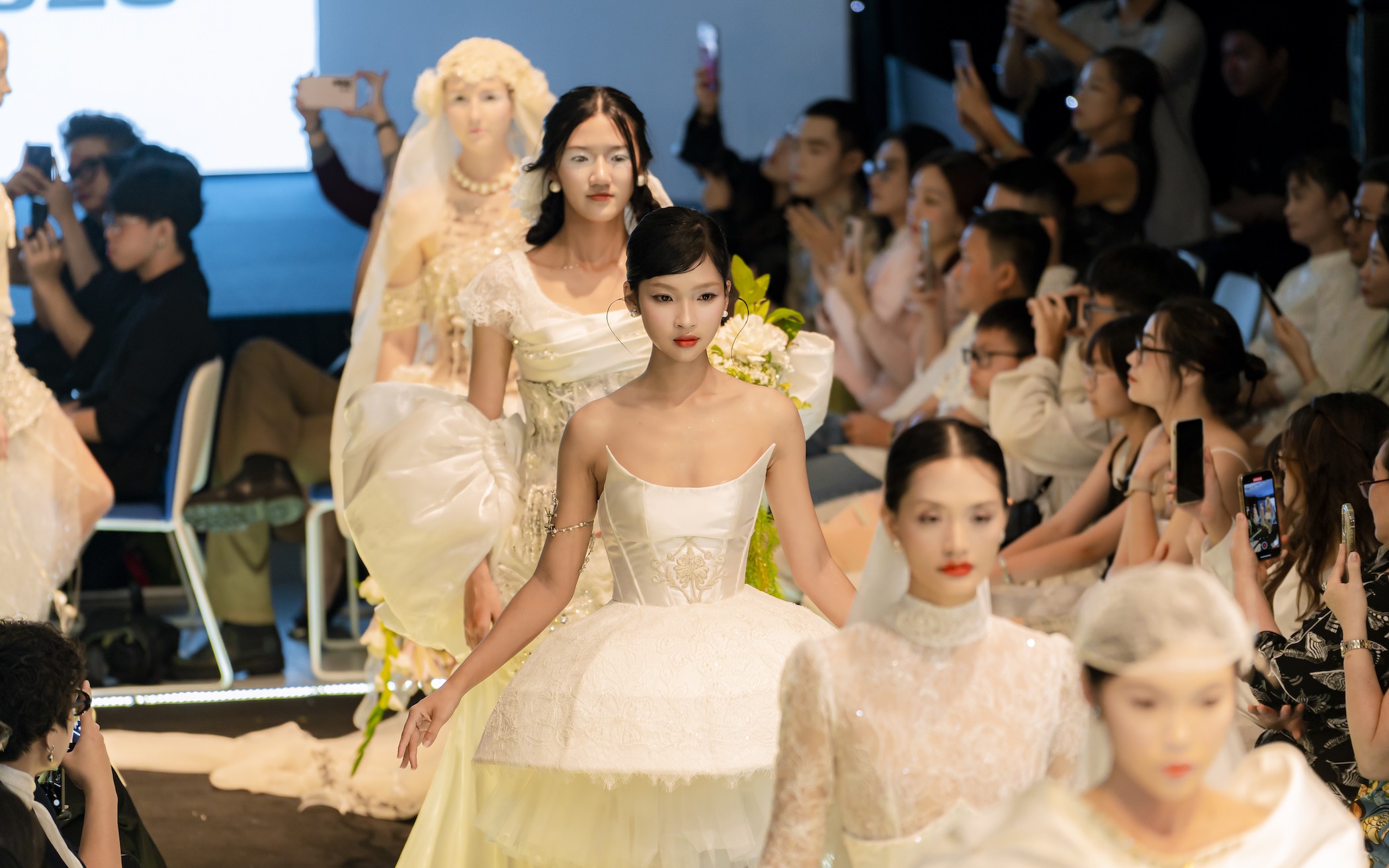 Các bộ sưu tập của nhà thiết kế HSU được kỳ vọng góp phần mang đến một làn gió mới cho nền thời trang Việt Nam