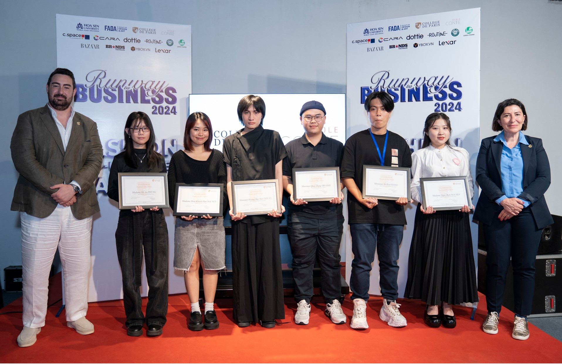 Đại diện Collège de Paris trao chứng chỉ ”Certificate in Fashion Business” cho sinh viên Hoa Sen vào năm 2024