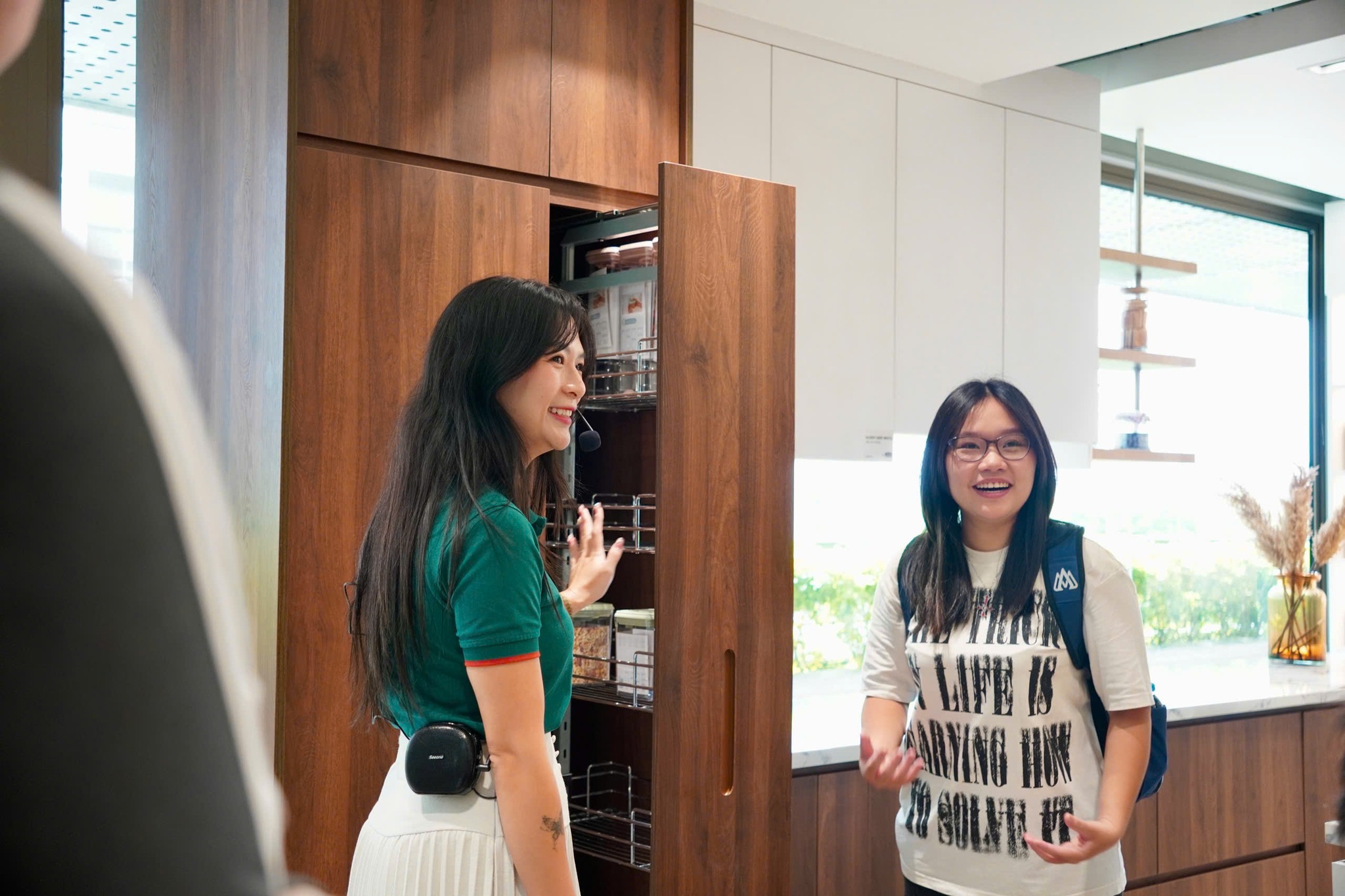 Sinh viên trao đổi cùng lãnh đạo doanh nghiệp