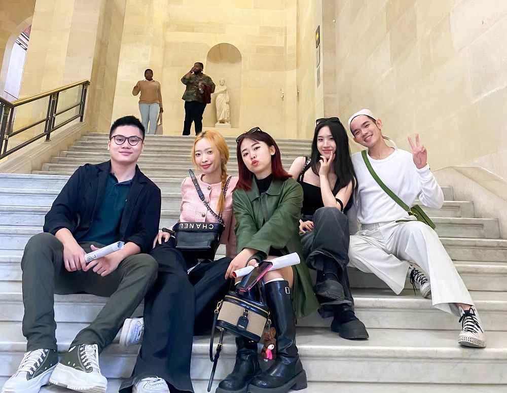 Các bạn sinh viên HSU trong chuyến tham quan bảo tàng Picasso tại Paris