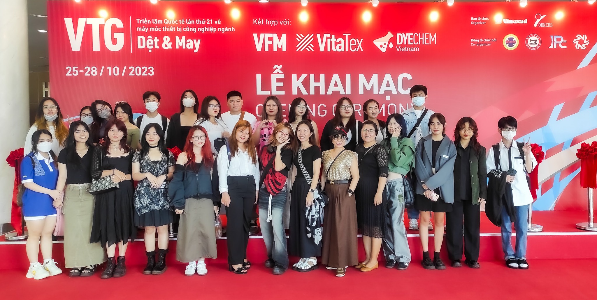 Sinh viên ngành HSU đã được tham quan Triển lãm Quốc Tế lần thứ 21 về máy móc thiết bị công nghiệp ngành Dệt & May