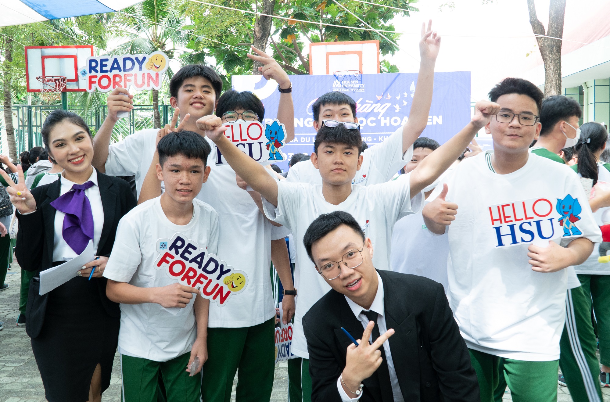 sinh vien Hoa Sen trai nghiem