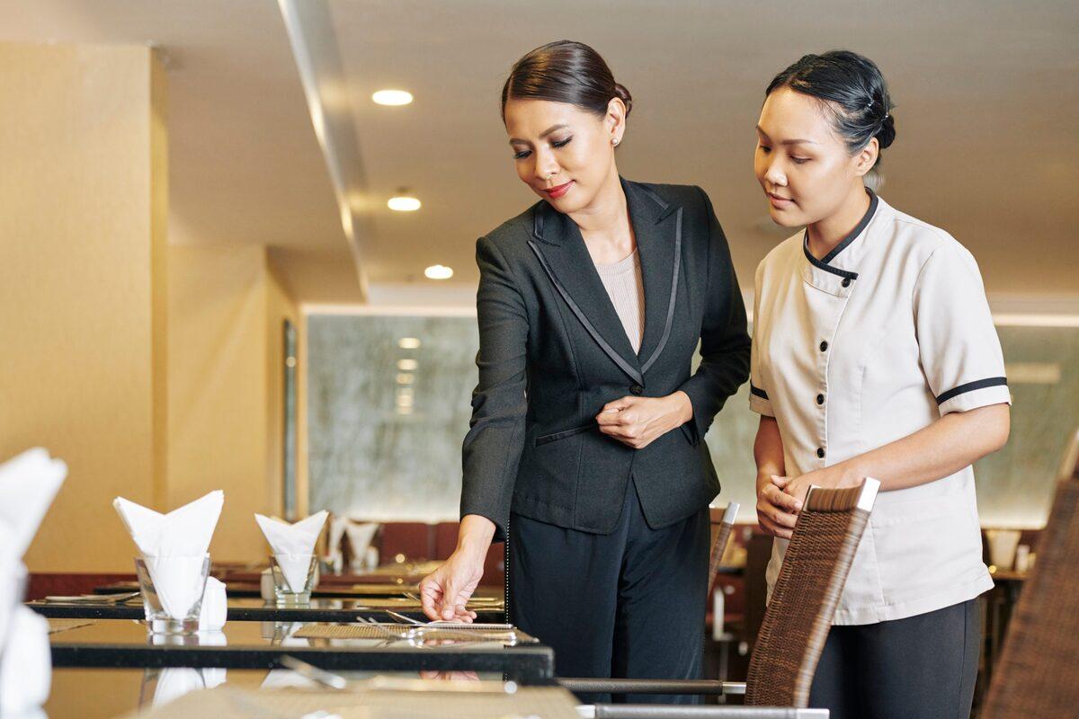 Mục tiêu của ngành quản trị khách sạn là trang bị cho người học những kiến thức và kỹ năng về quản lý các hoạt động trong khách sạn, nhà hàng.