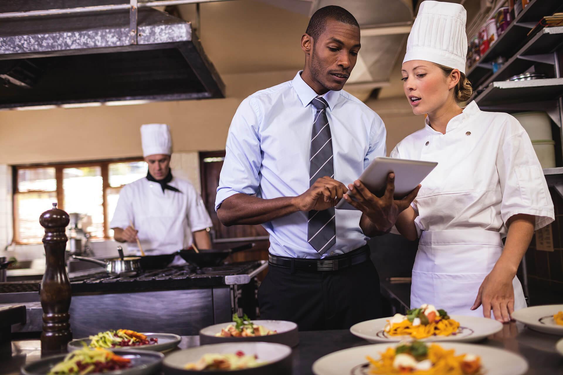 Ngành học quản trị nhà hàng và dịch vụ ăn uống đào tạo các kiến thức và kỹ năng liên quan đến lĩnh vực nhà hàng trên phương diện ẩm thực