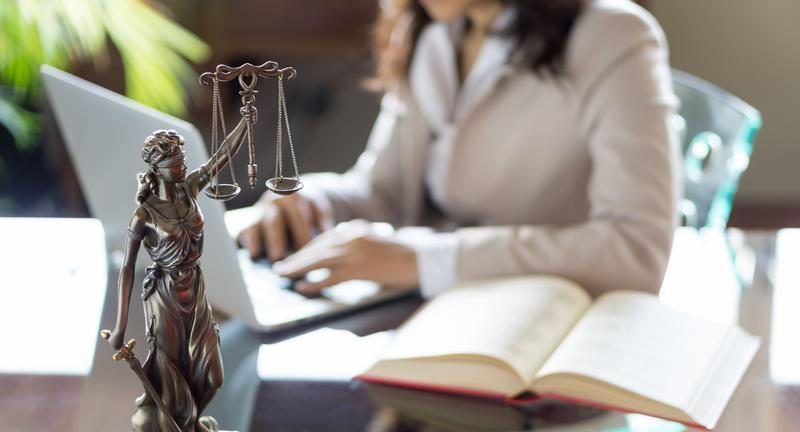 Học Luật kinh tế có cơ hội nâng cao nghề nghiệp trở thành luật sư