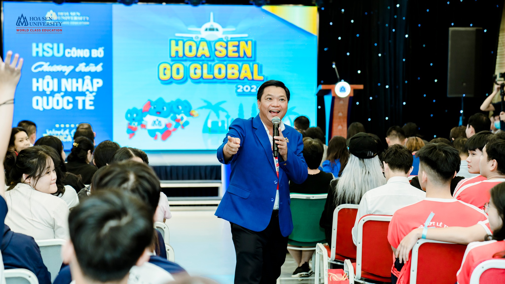 ThS. Phan Văn Giang - Phó giám đốc Trung tâm Tuyển sinh giới thiệu về chương trình Hoa Sen Go Global.