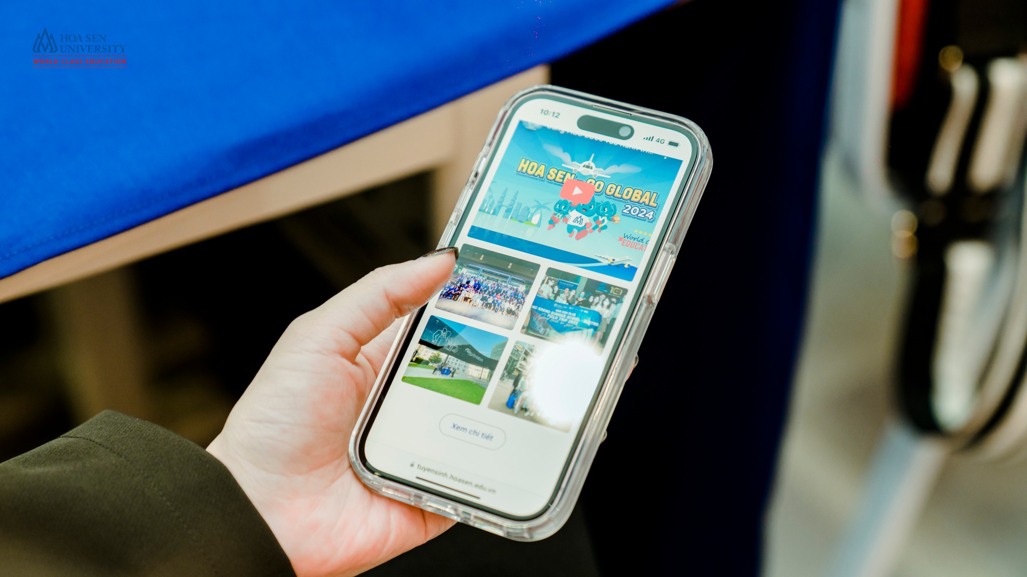 Các thí sinh tìm hiểu thông tin các hoạt động trải nghiệm quốc tế Hoa Sen Go Global.