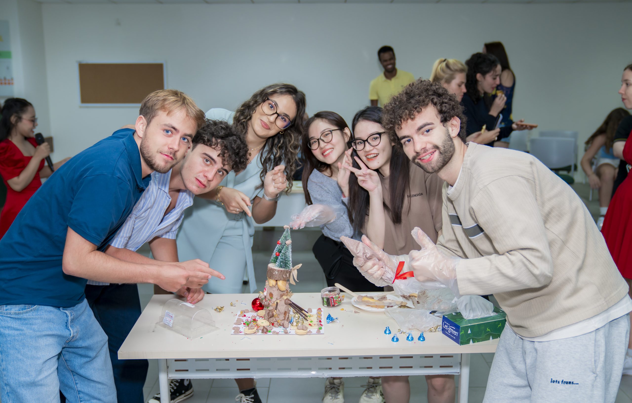 Sinh viên Hoa Sen giao lưu học hỏi với sinh viên quốc tế tham gia trao đổi tại trường.