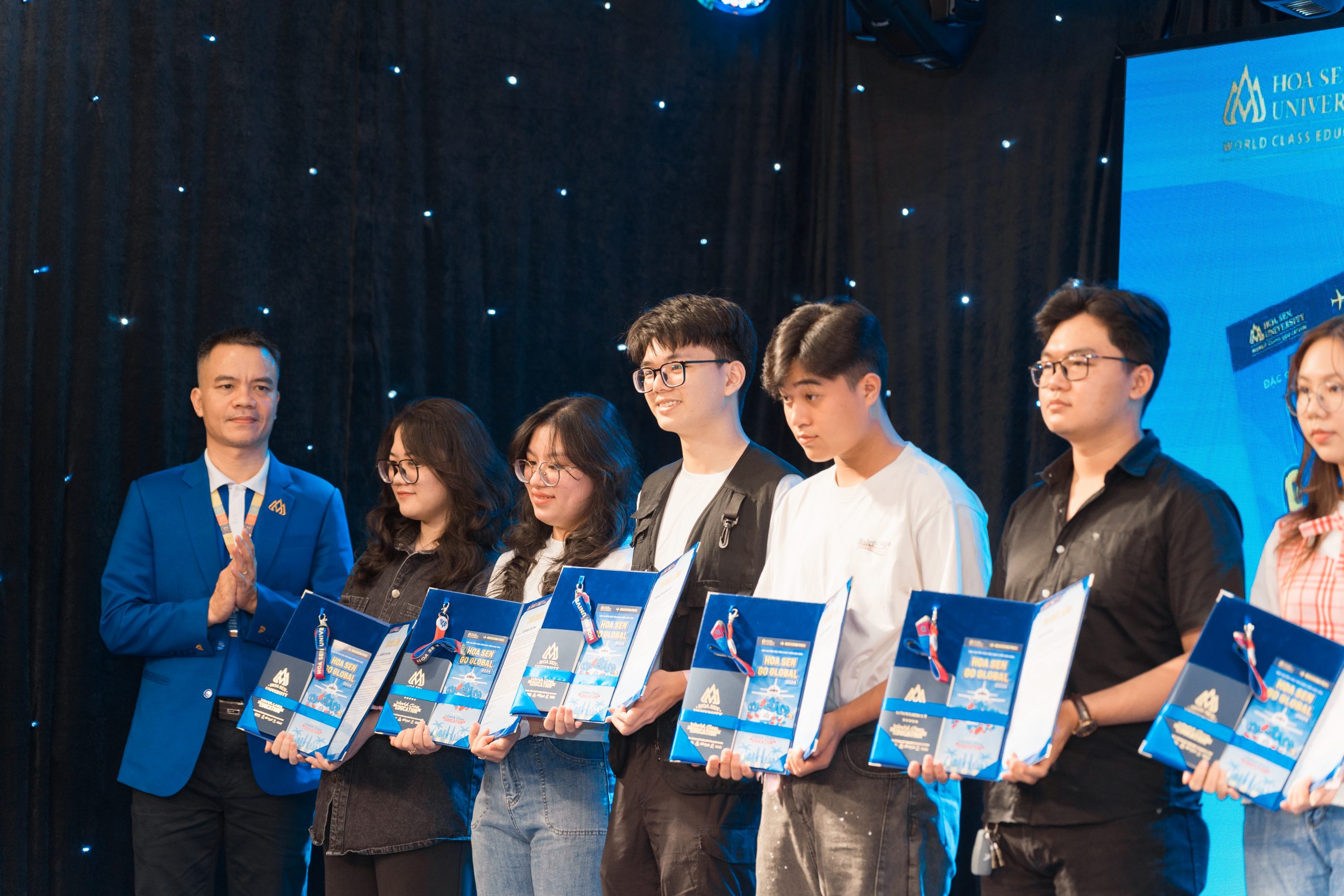 Những thí sinh đầu tiên nhận tấm "passport HSU đặc quyền" tại buổi lễ công bố chương trình Hoa Sen Go Global