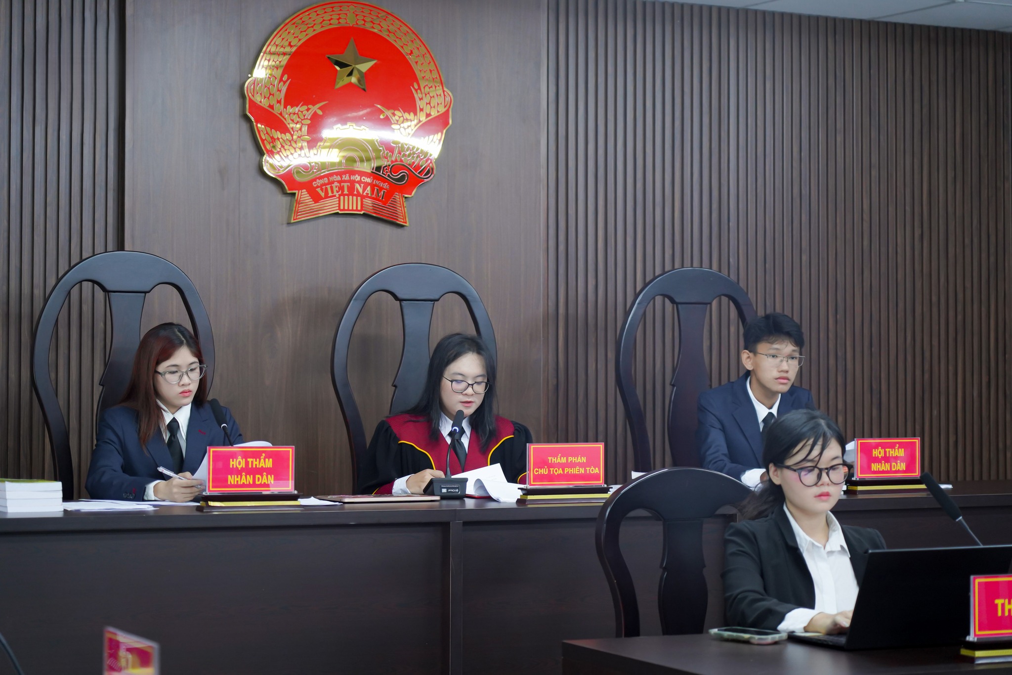 Mức lương và cơ hội thăng tiến ngành Luật: Ra trường thu nhập bao nhiêu?