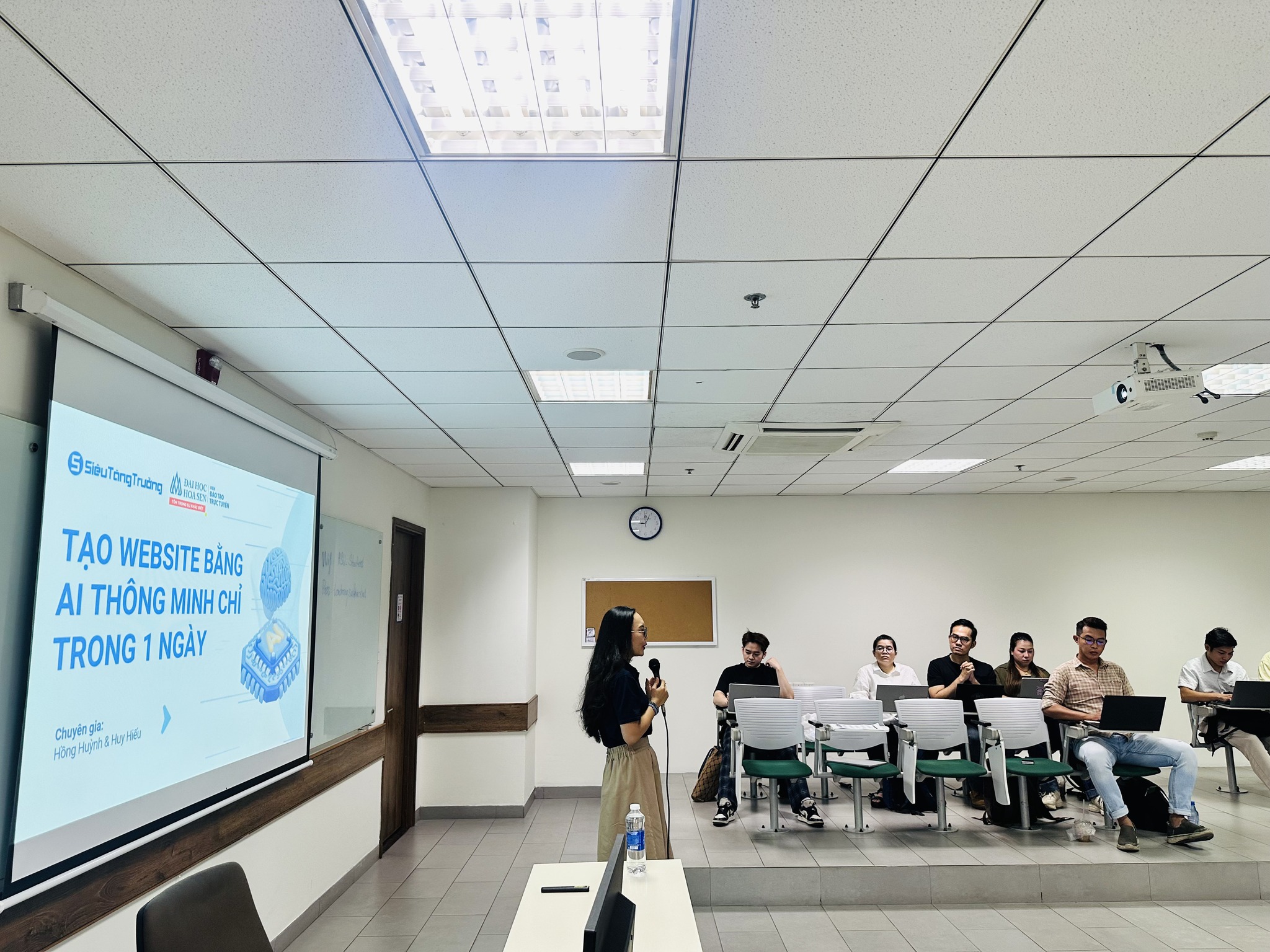 Viện Đào tạo Trực tuyến nâng cao kỹ năng số cho sinh viên qua workshop thiết kế website với AI