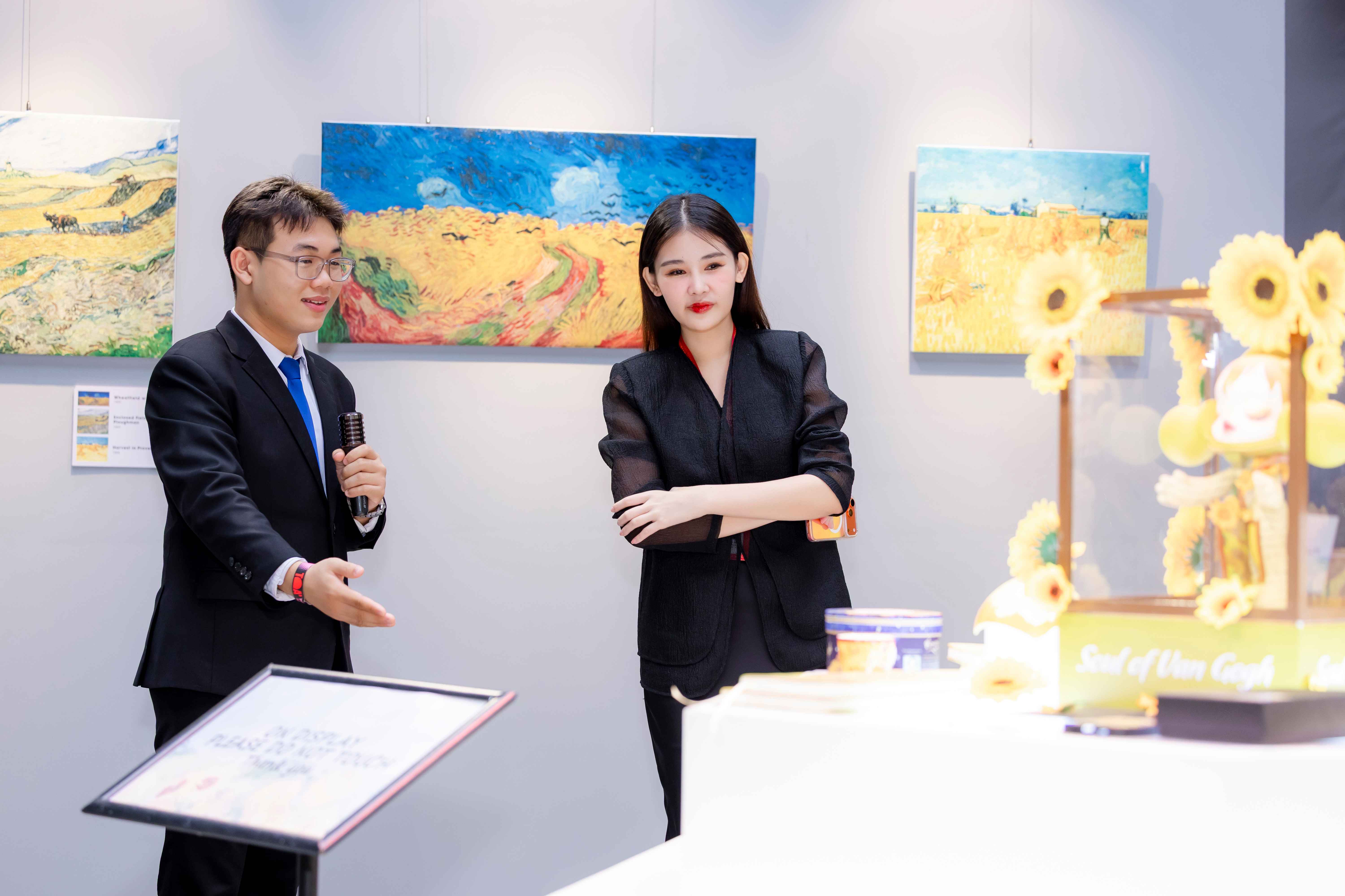 Chuyến trải nghiệm của sinh viên tại triển lãm “TỎA – Soul of Van Gogh”