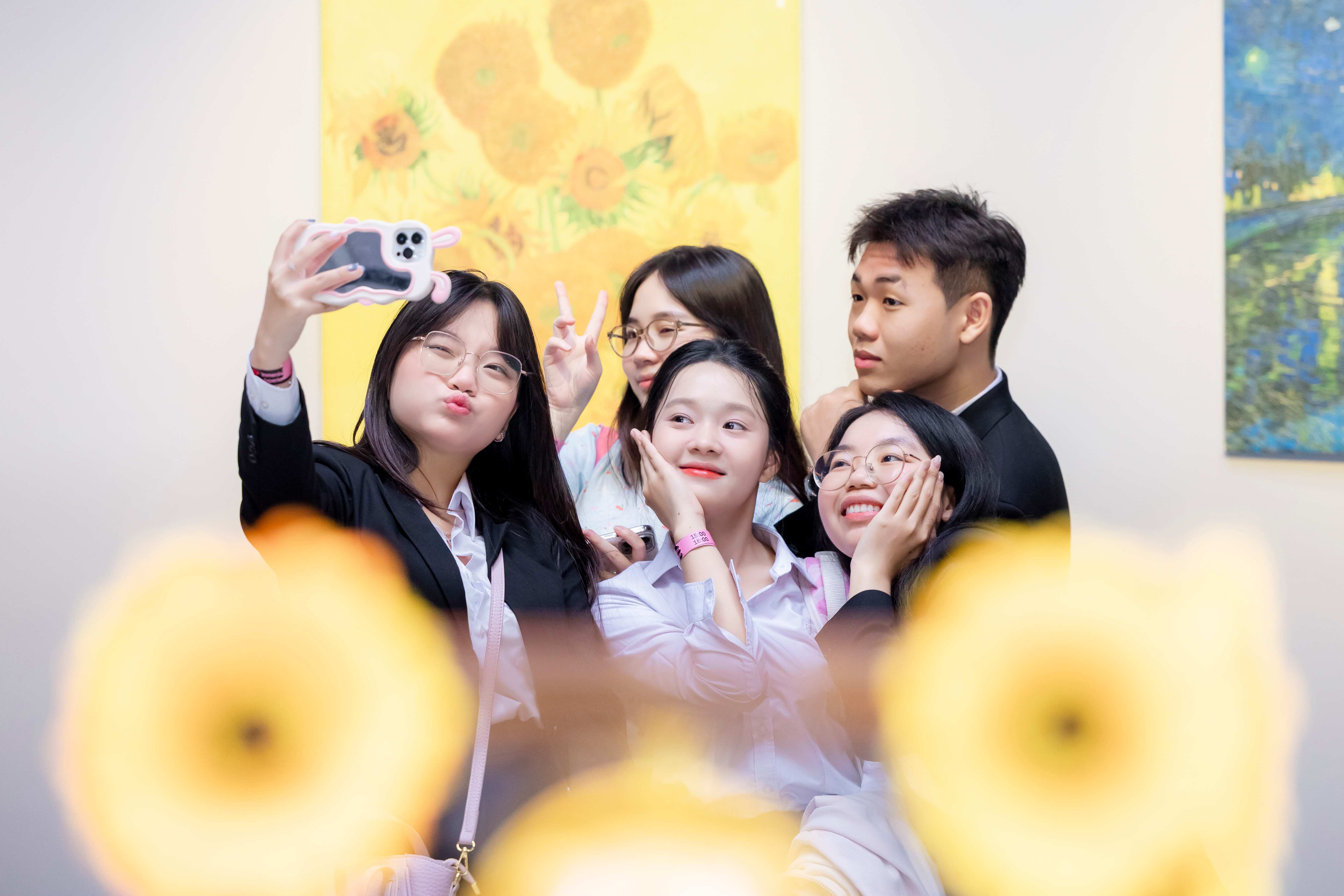 Chuyến trải nghiệm của sinh viên tại triển lãm “TỎA – Soul of Van Gogh”