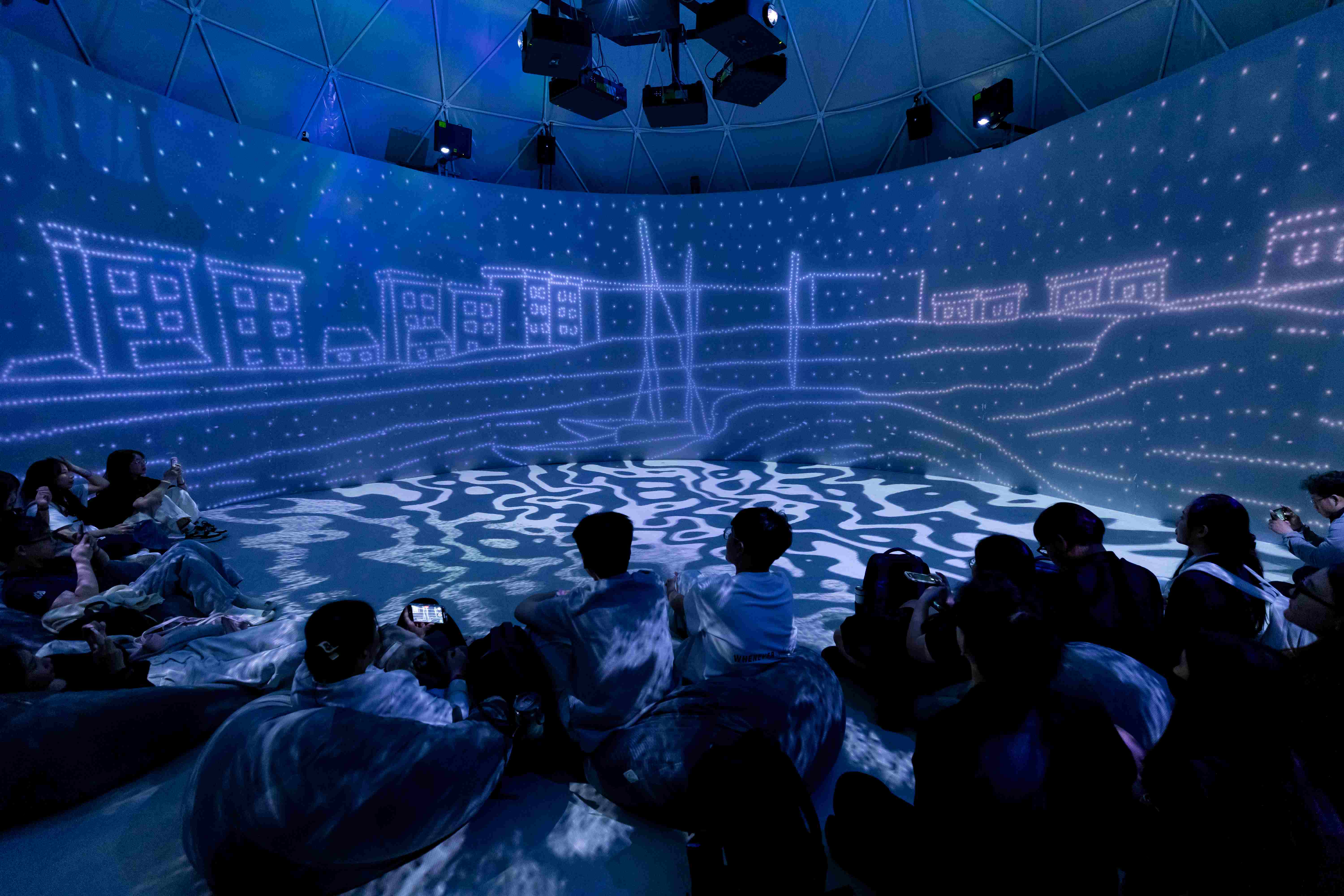 Chuyến trải nghiệm của sinh viên tại triển lãm “TỎA – Soul of Van Gogh”