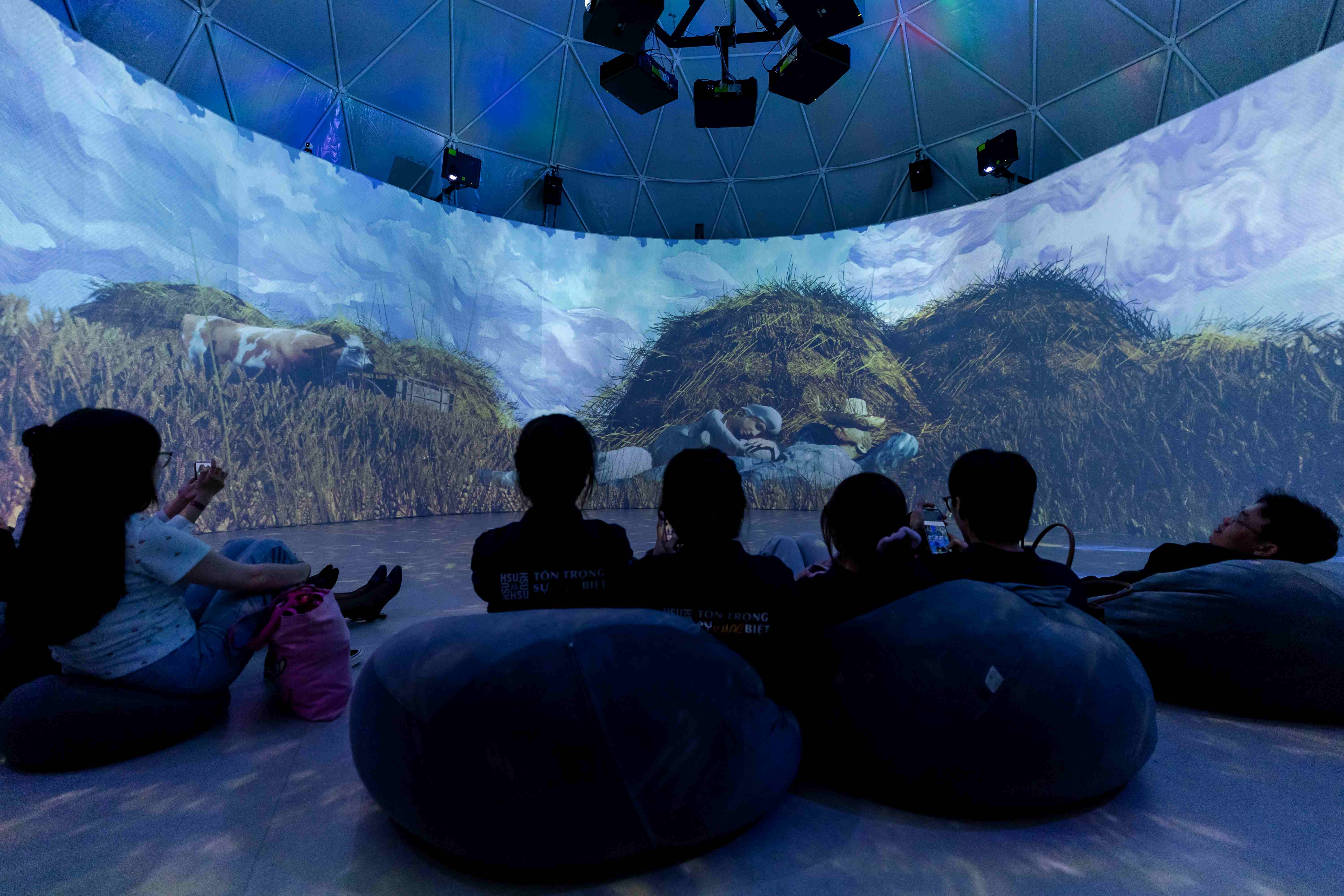 Chuyến trải nghiệm của sinh viên tại triển lãm “TỎA – Soul of Van Gogh”