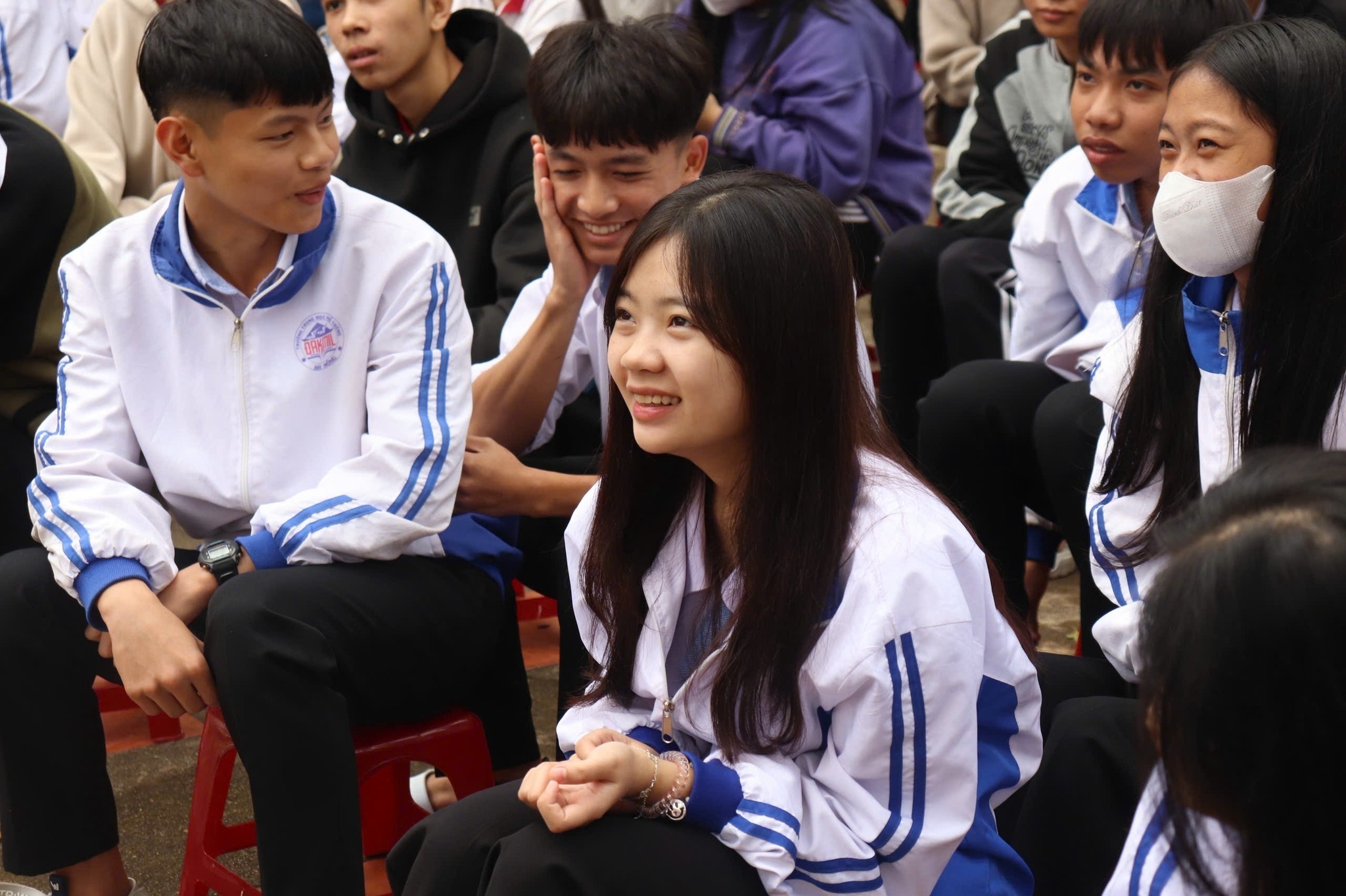 ThS Phạm Doãn Nguyên cùng học sinh THPT Đak Mil khám phá con đường phía trước