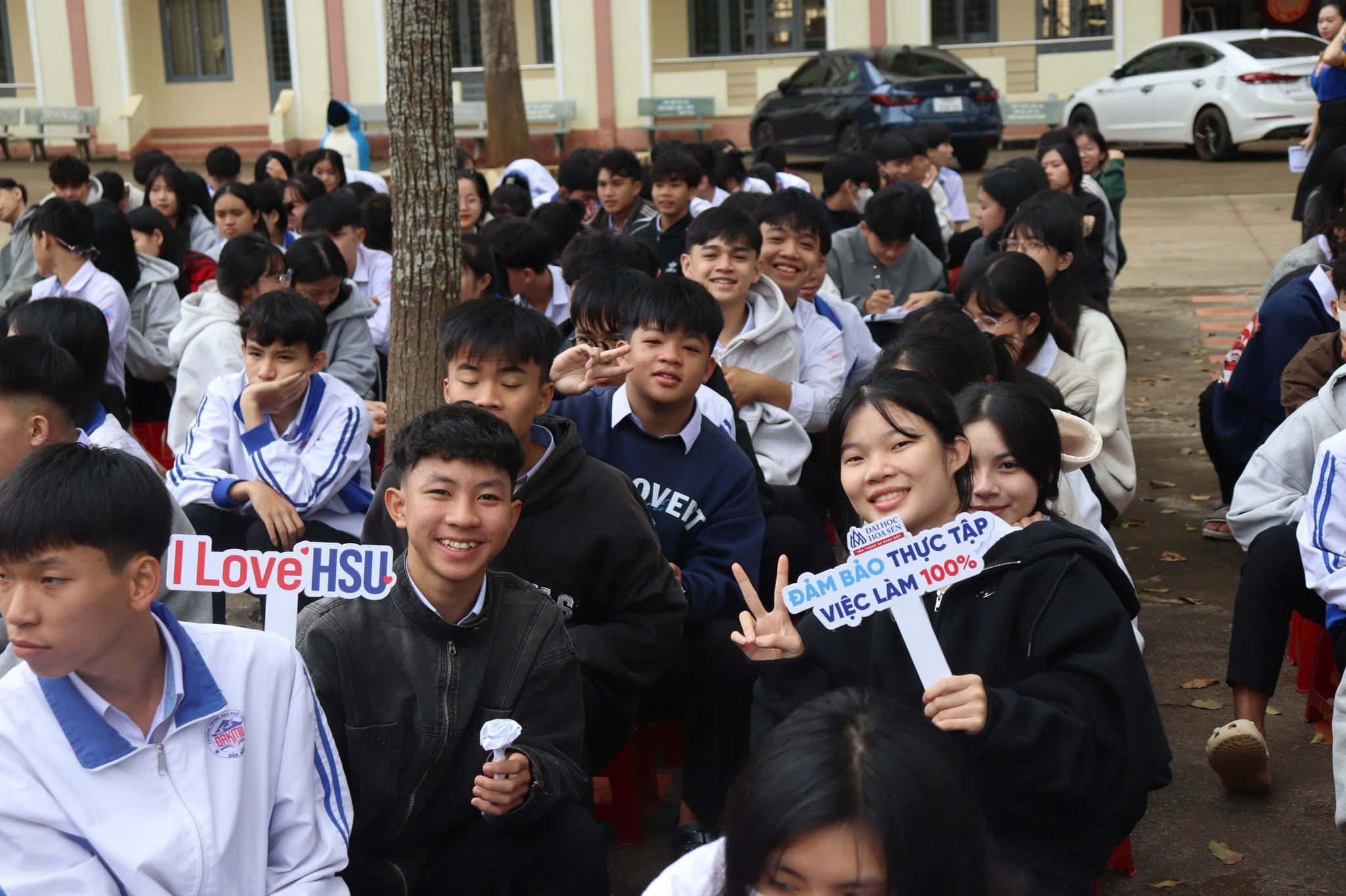 ThS Phạm Doãn Nguyên cùng học sinh THPT Đak Mil khám phá con đường phía trước
