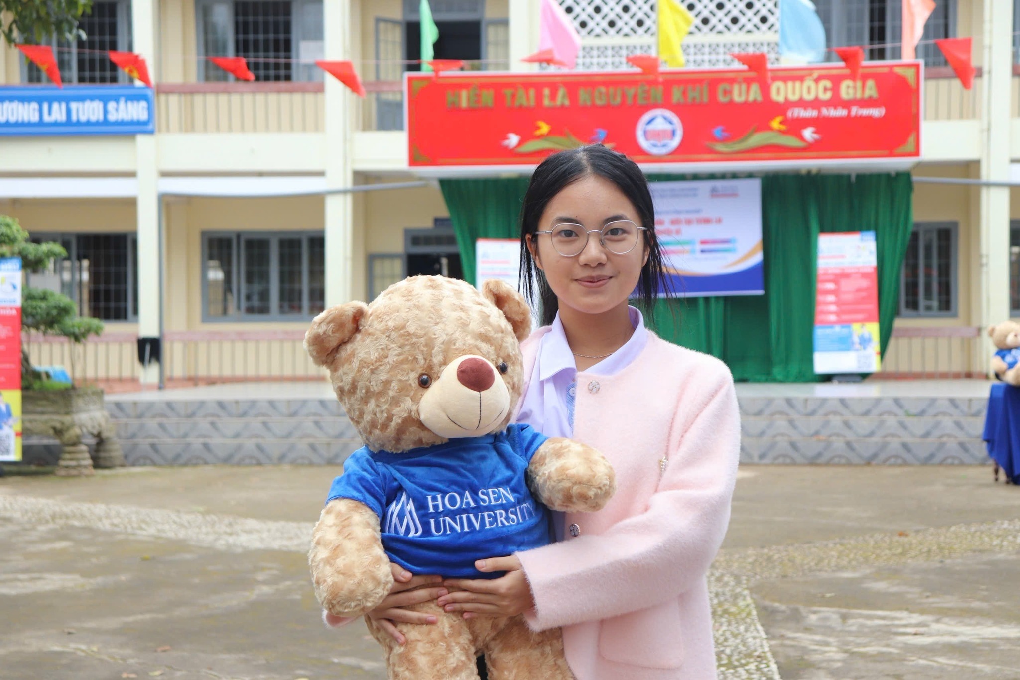 ThS Phạm Doãn Nguyên cùng học sinh THPT Đak Mil khám phá con đường phía trước