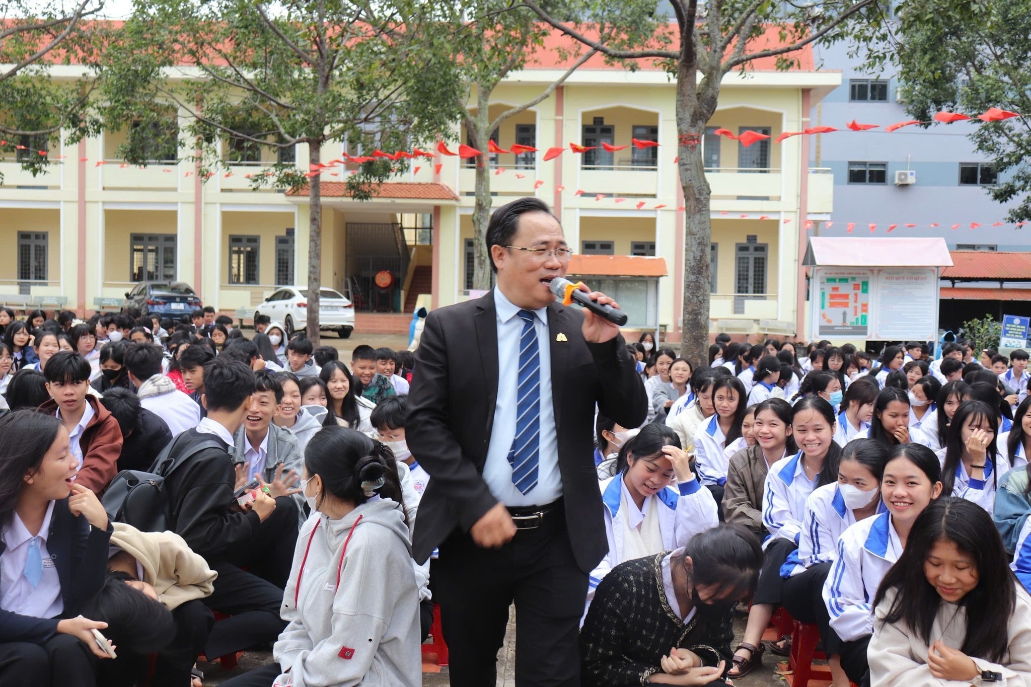 Học sinh THPT Đắc Mil cùng ThS Phạm Doãn Nguyên gieo mầm tương lai