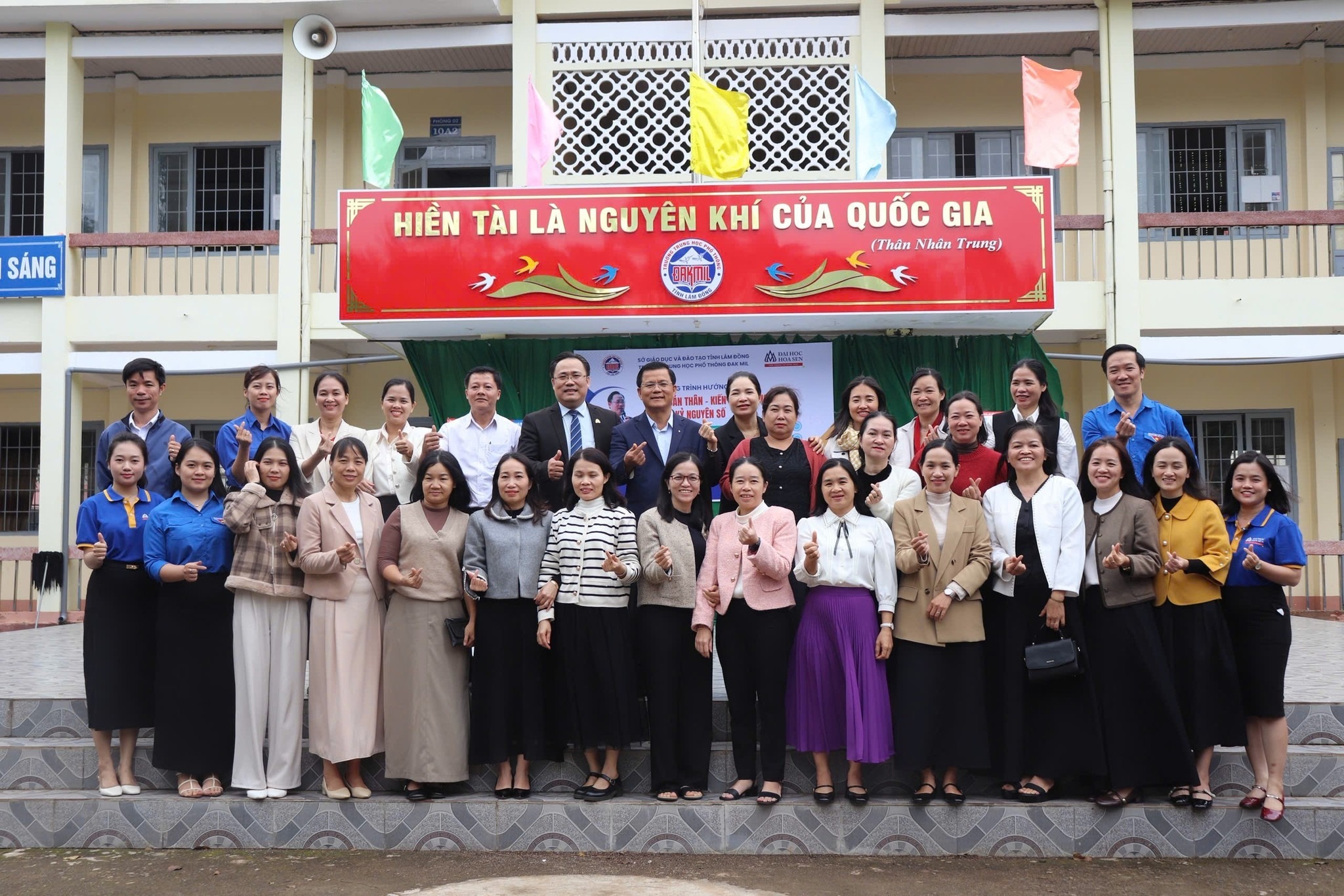 ThS Phạm Doãn Nguyên cùng học sinh THPT Đak Mil khám phá con đường phía trước