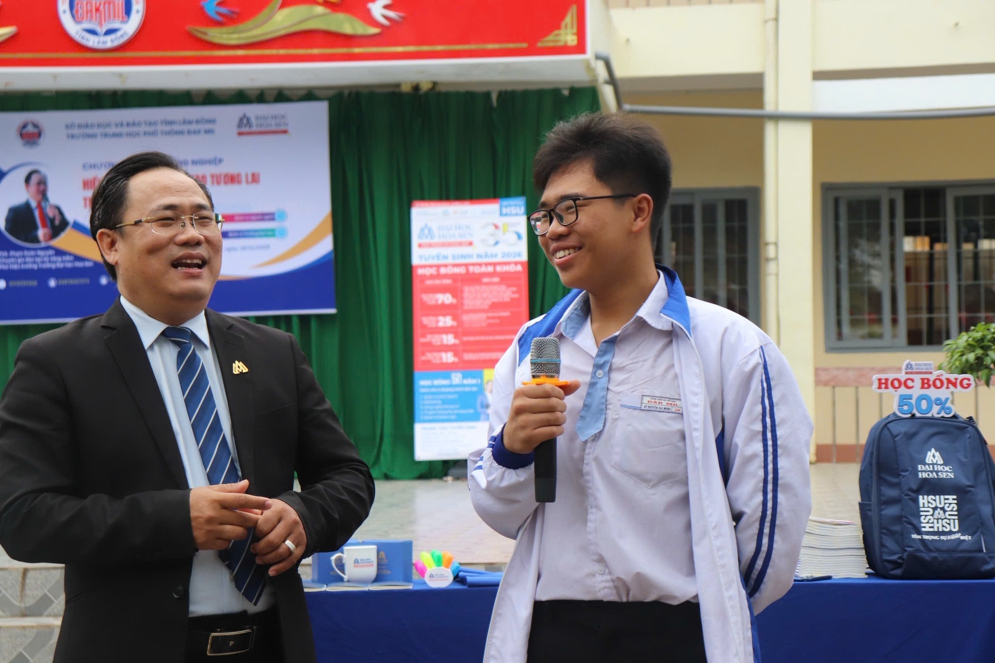 Học sinh THPT Đak Mil cùng ThS Phạm Doãn Nguyên gieo mầm tương lai