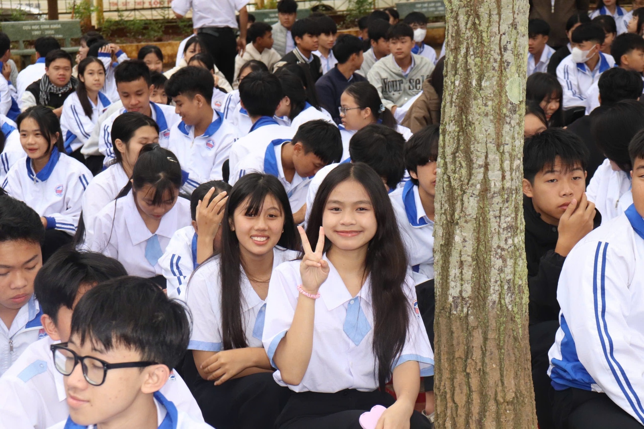 ThS Phạm Doãn Nguyên cùng học sinh THPT Đak Mil khám phá con đường phía trước