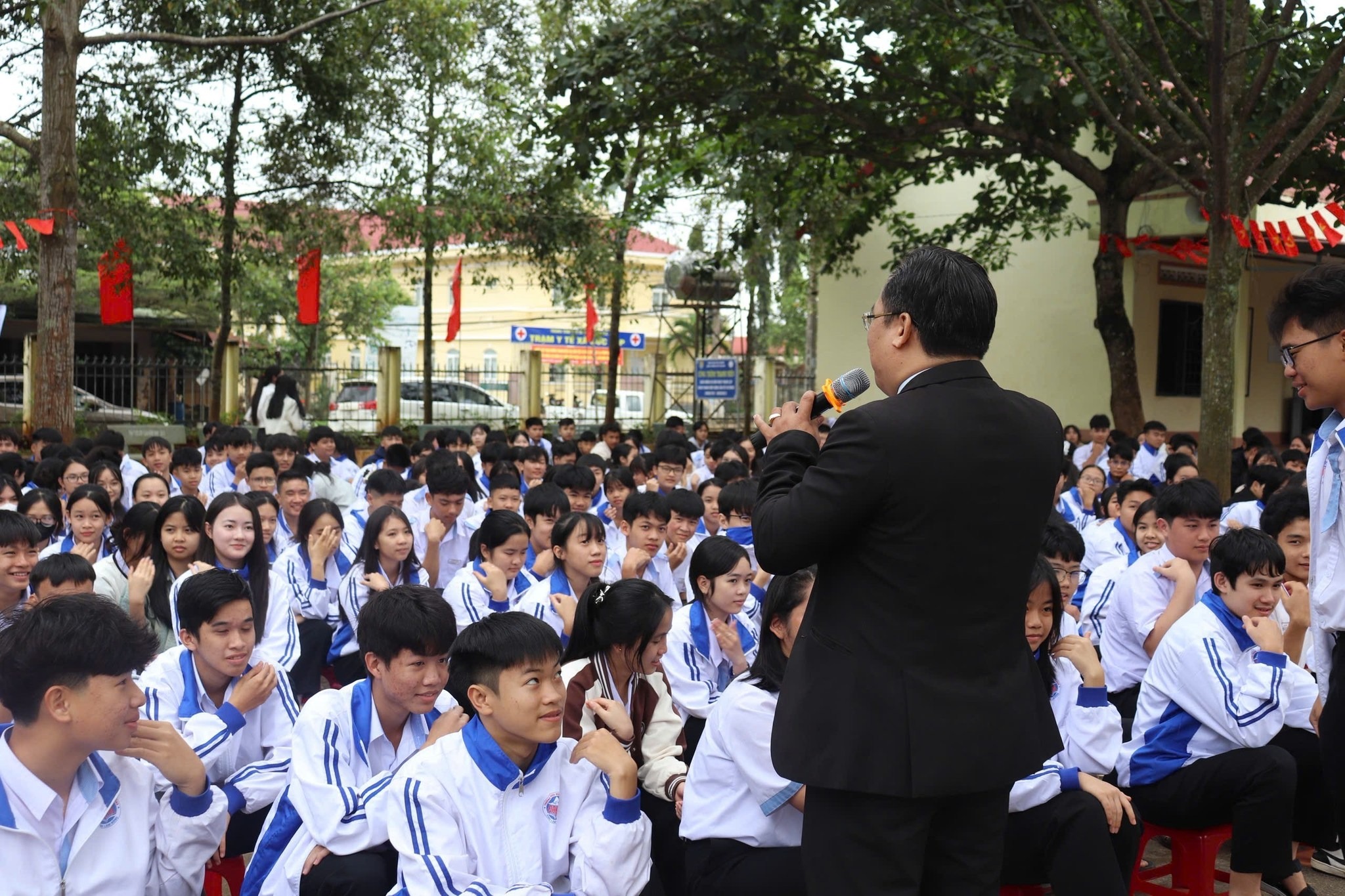 ThS Phạm Doãn Nguyên cùng học sinh THPT Đak Mil khám phá con đường phía trước