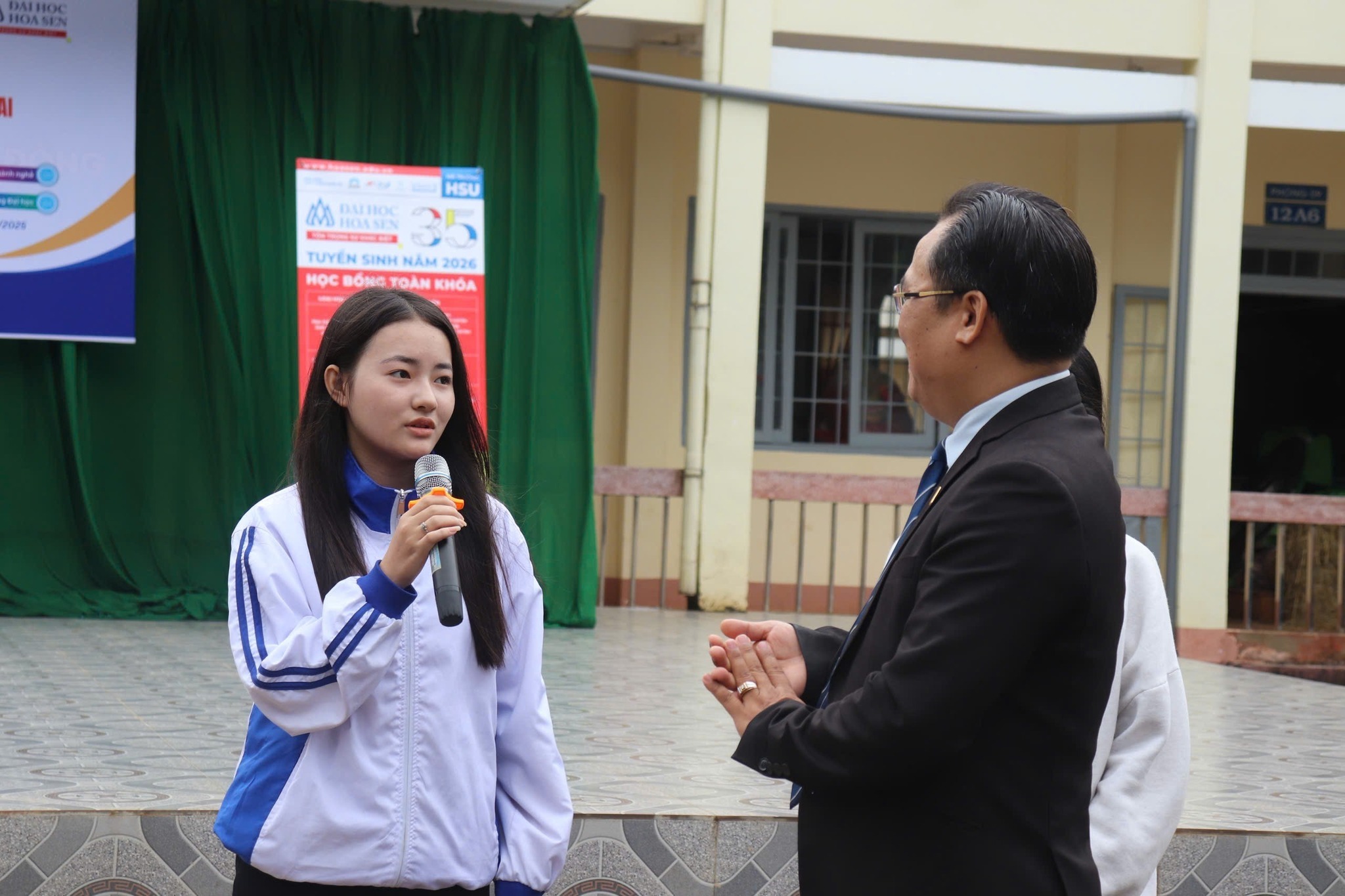 Học sinh THPT Đak Mil cùng ThS Phạm Doãn Nguyên gieo mầm tương lai