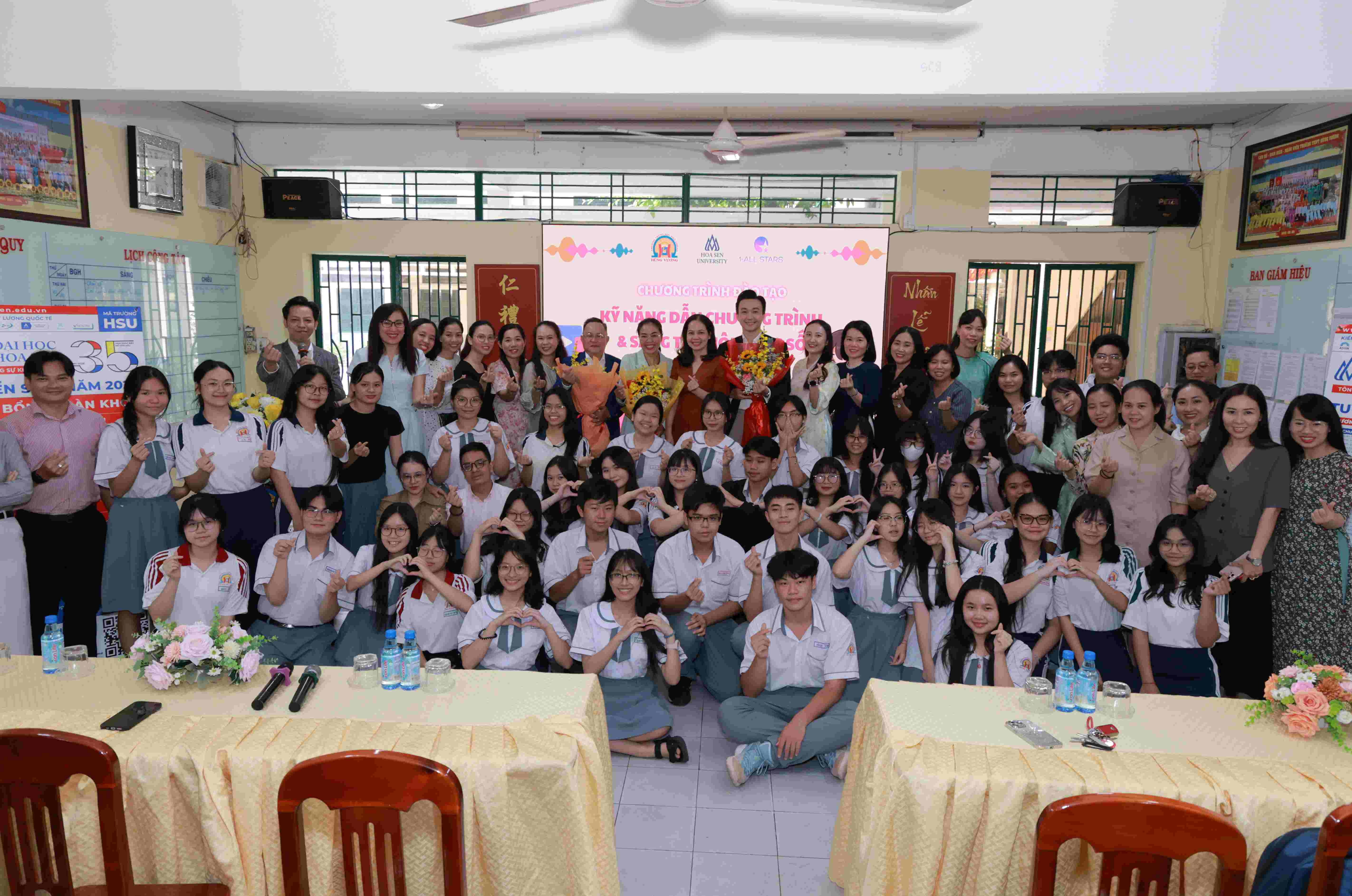 ThS - Hoa hậu Lê Âu Ngân Anh cùng HSU lan tỏa cảm hứng tự tin và sáng tạo tại THPT Hùng Vương