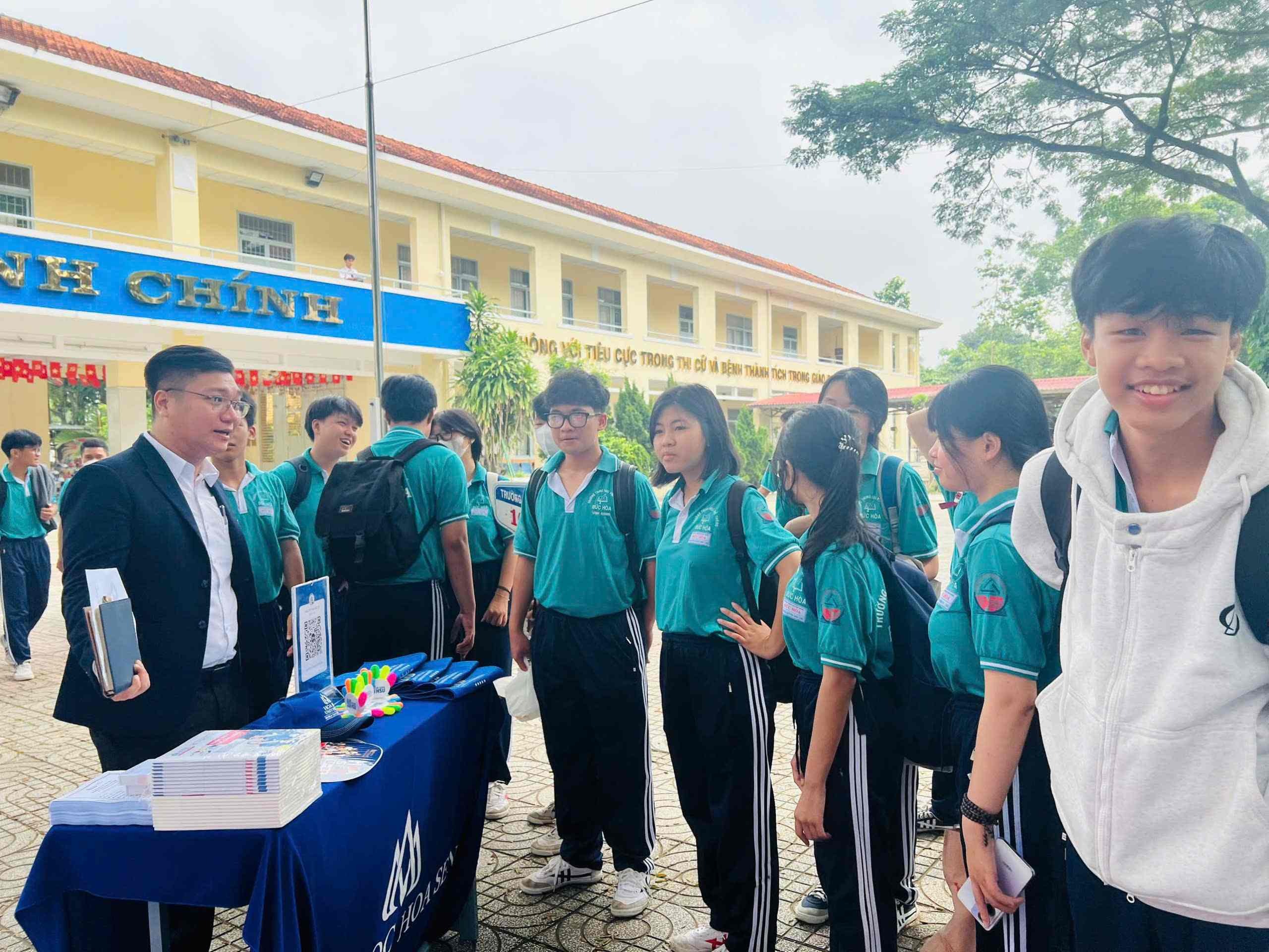 Khi Đại học Hoa Sen “gõ cửa” sân trường Long An đến với 2k8