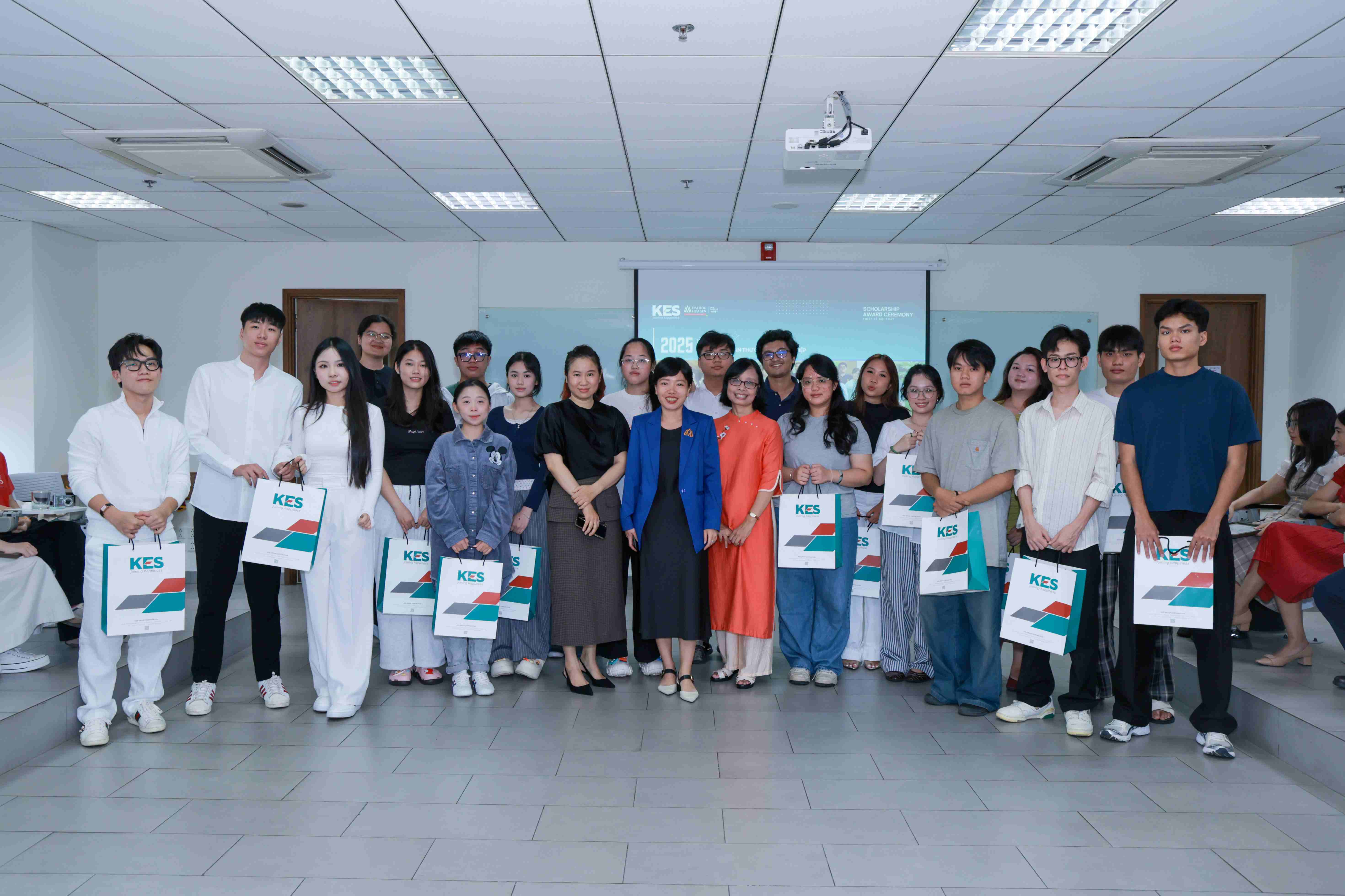 Sinh viên Thiết kế Nội thất HSU tỏa sáng cùng Học bổng KES Group 2025