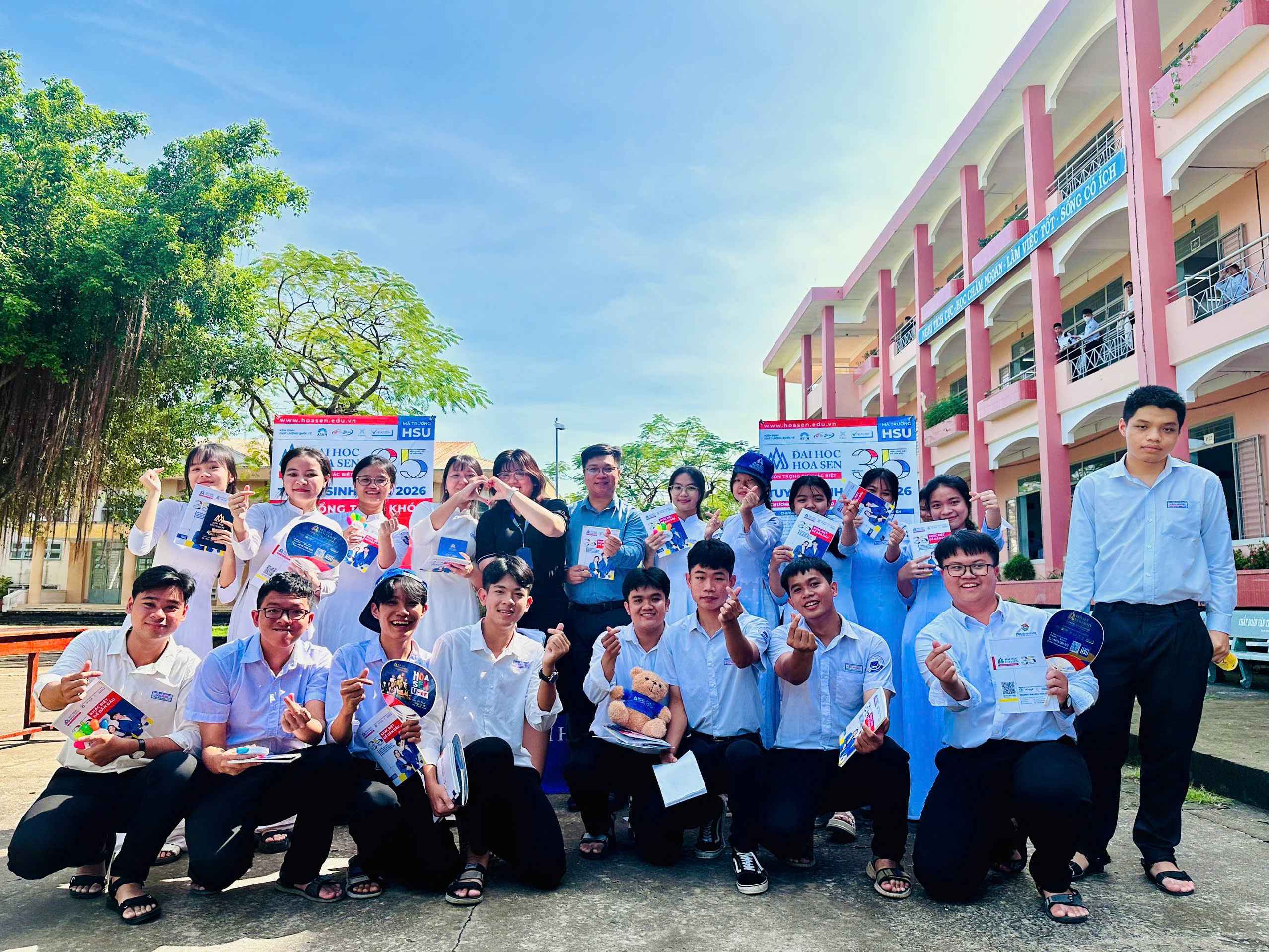 HSU “thổi lửa hướng nghiệp” đến học sinh THPT tại Tây Ninh