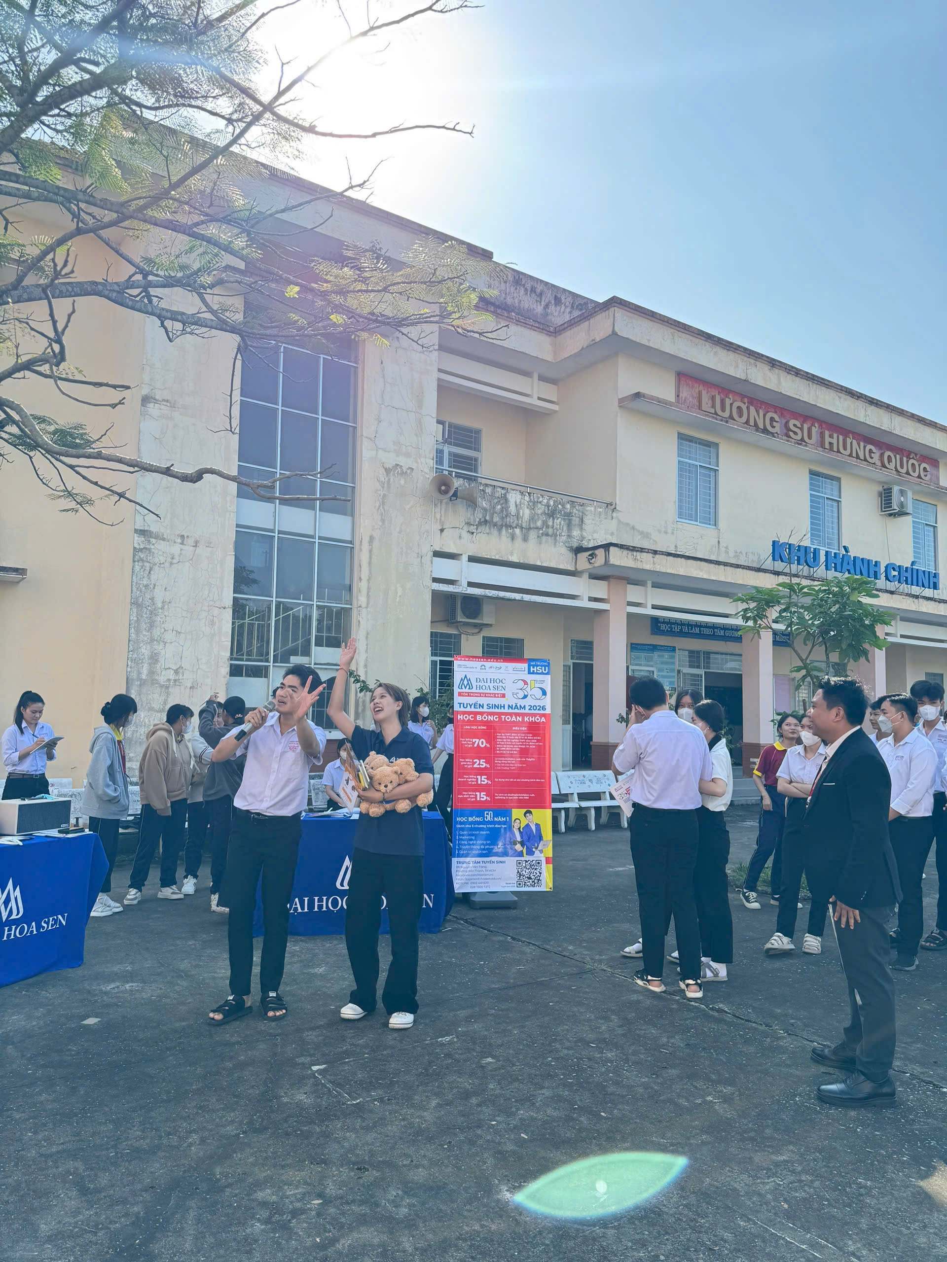 HSU “thổi lửa hướng nghiệp” đến học sinh THPT tại Tây Ninh