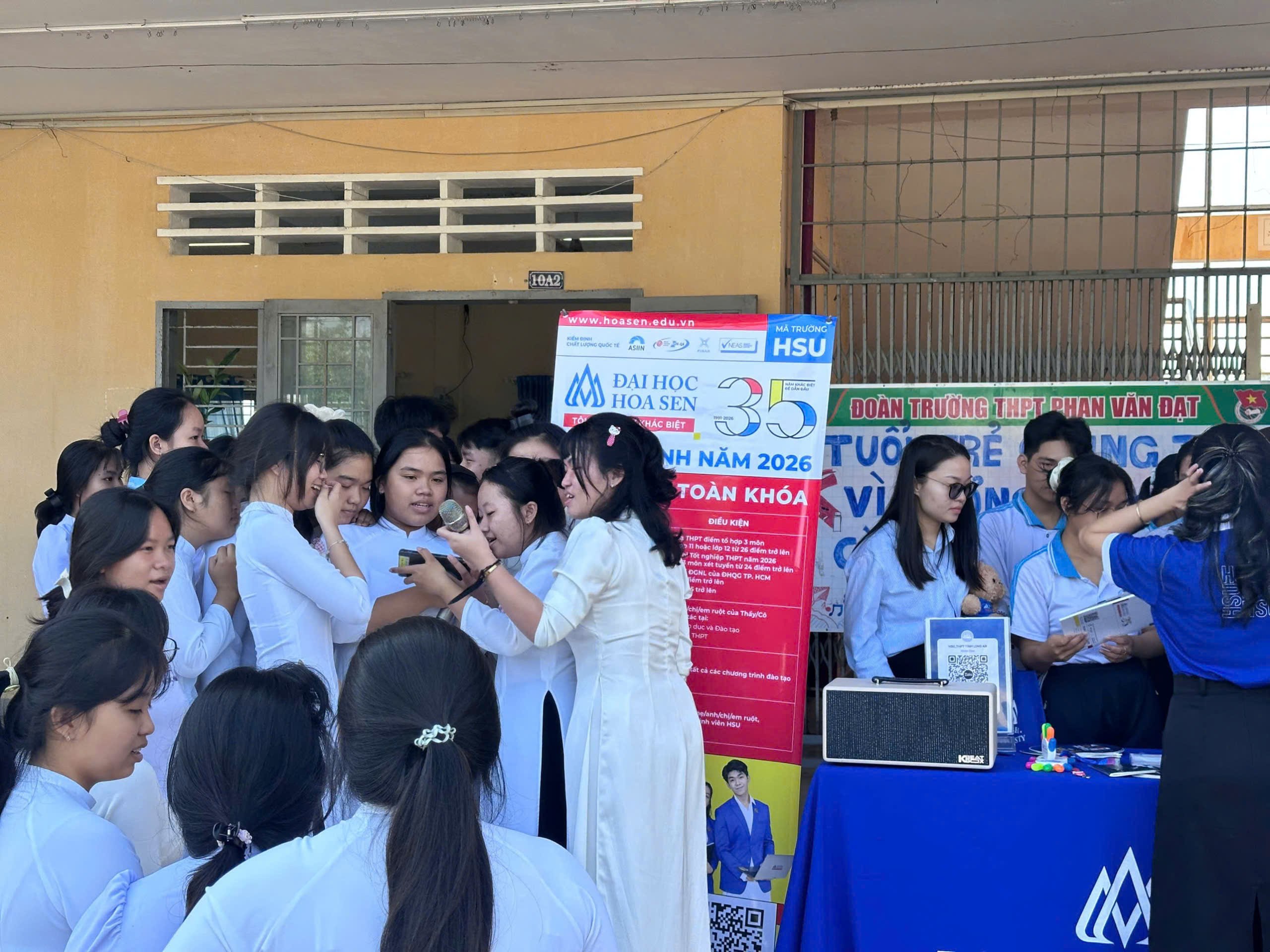 HSU “thổi lửa hướng nghiệp” đến học sinh THPT tại Tây Ninh